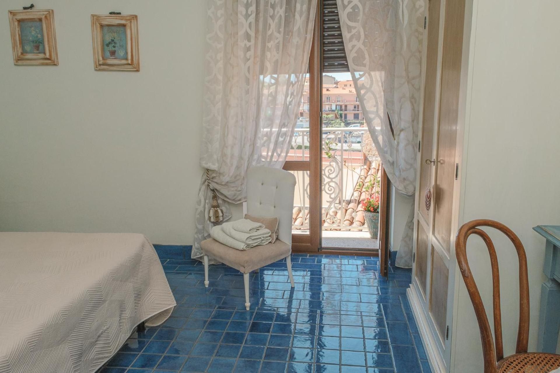 Deluxe Room (2 Adults + 1 Child)