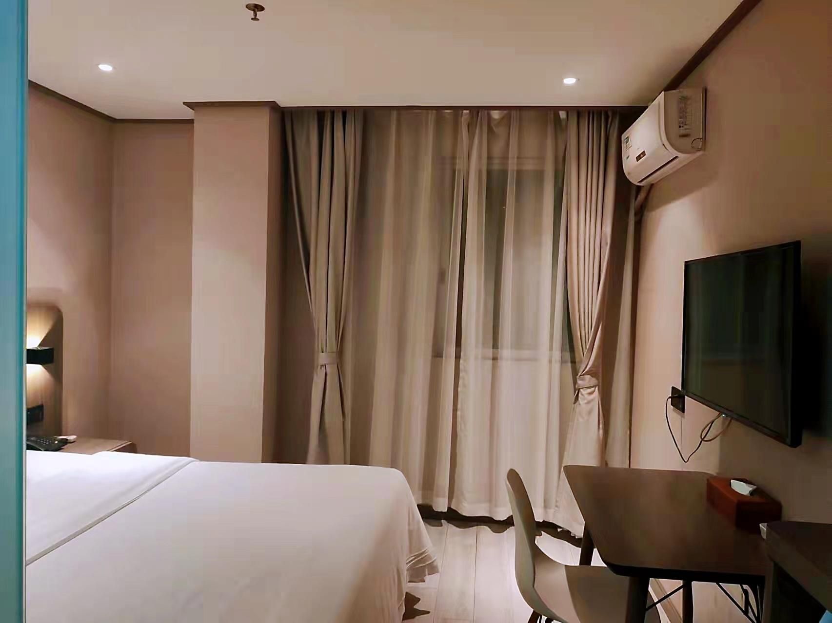 Hotel Queen Room