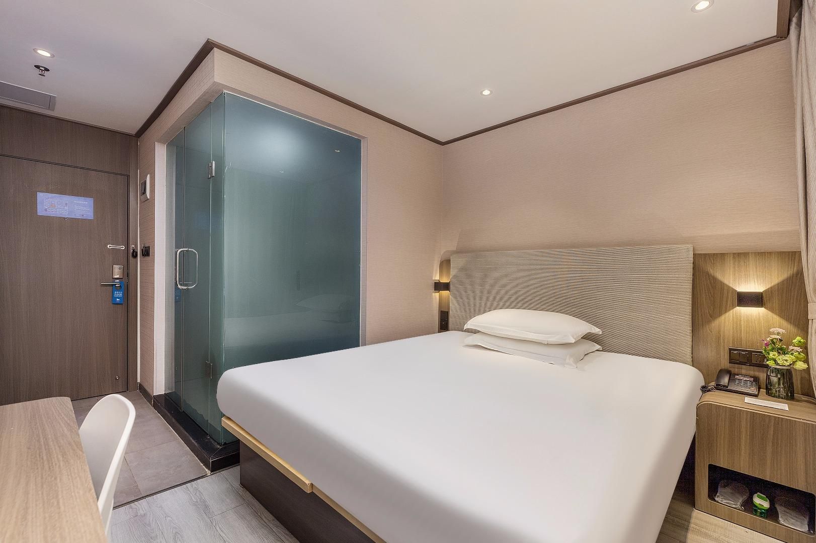 Hotel Queen Room