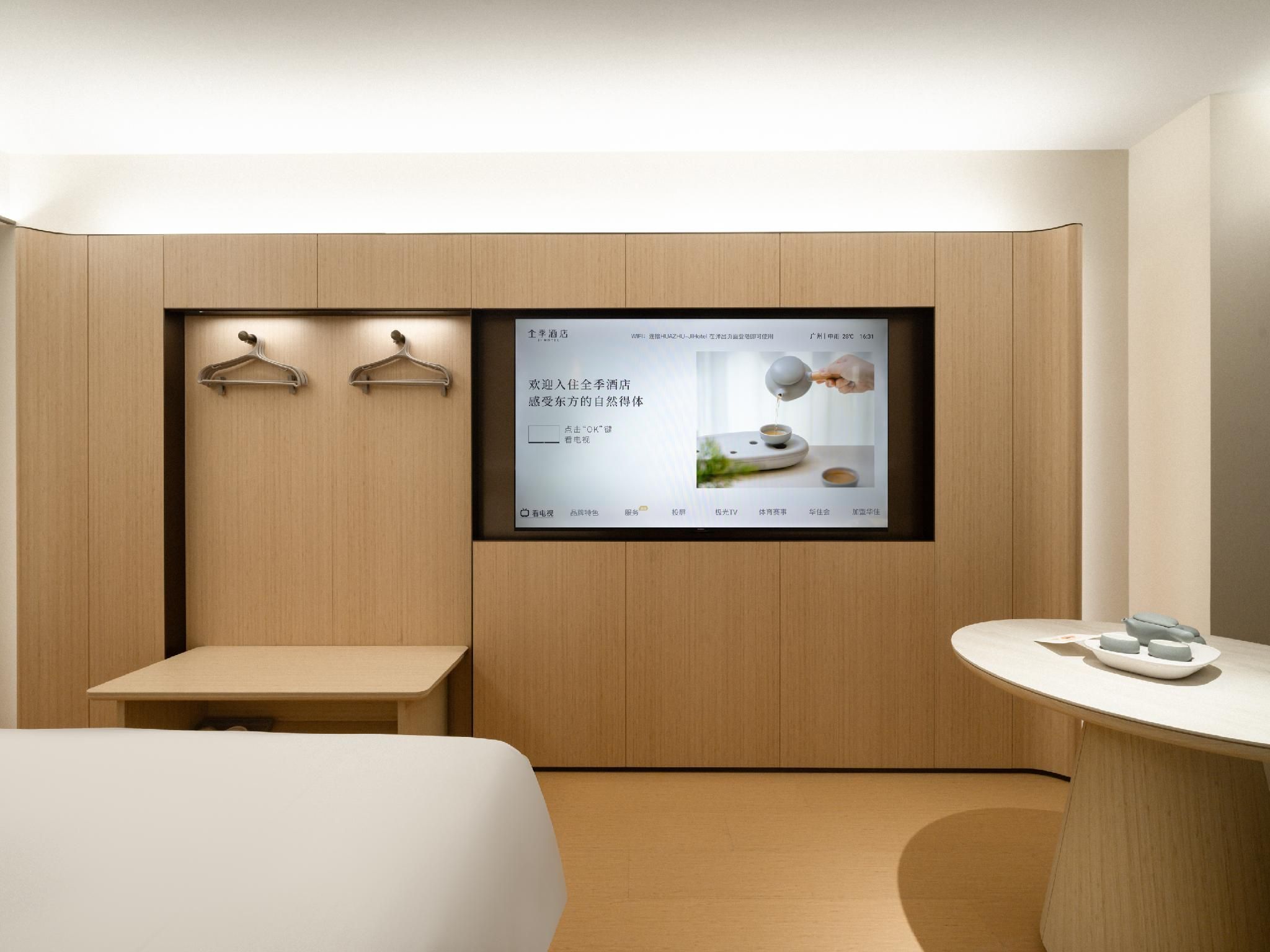 Hotel Queen Room