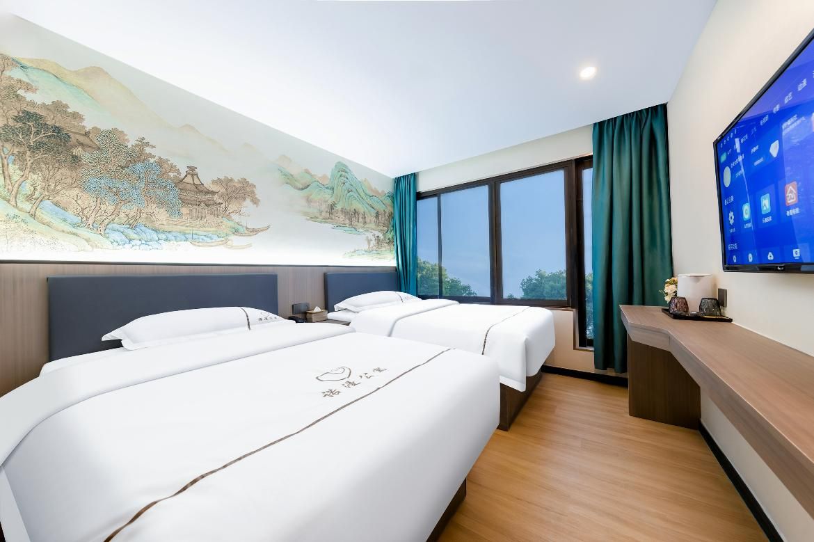 Light and Extravagant Twin Room - Movie Included