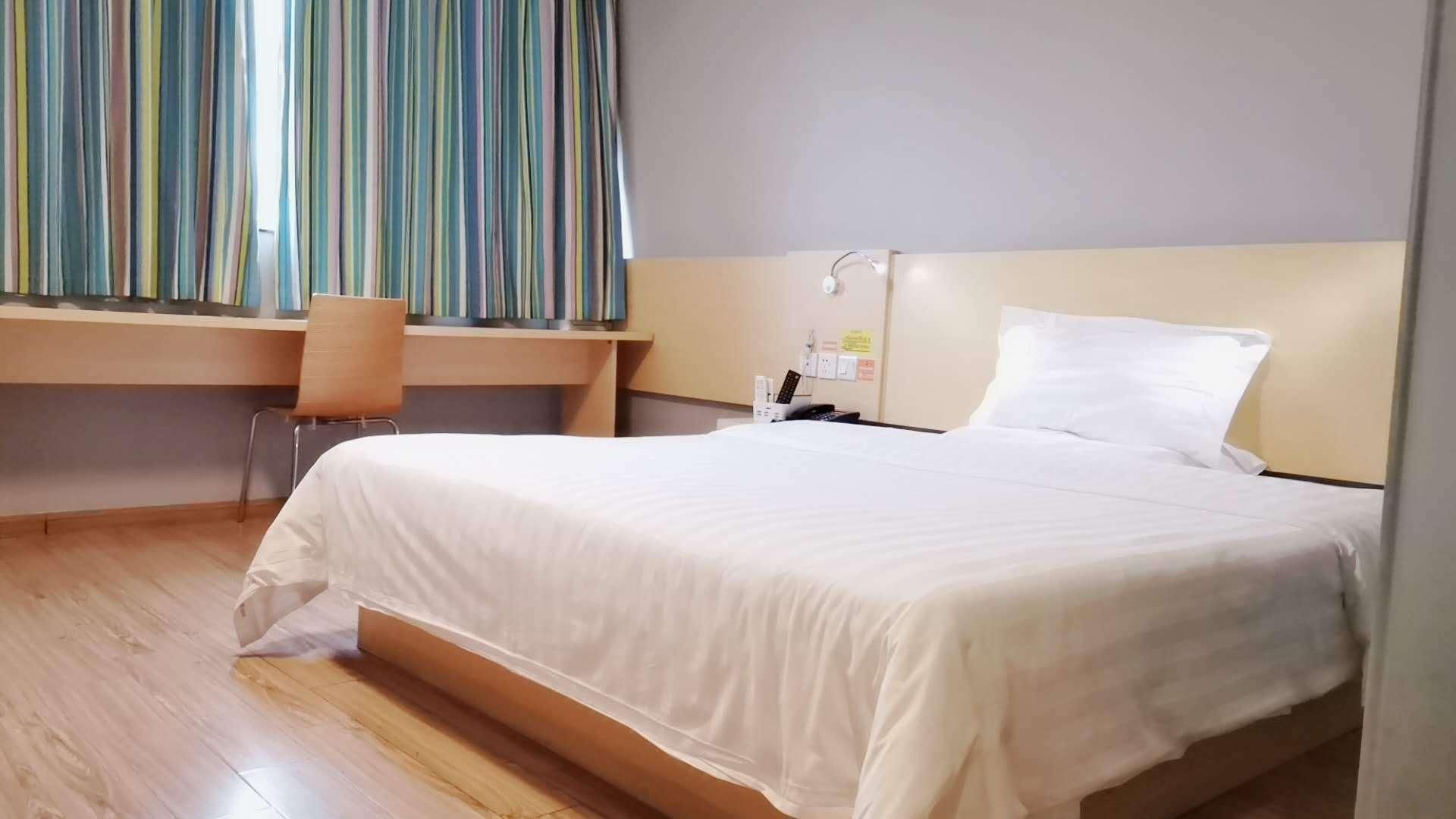 Business Queen Room