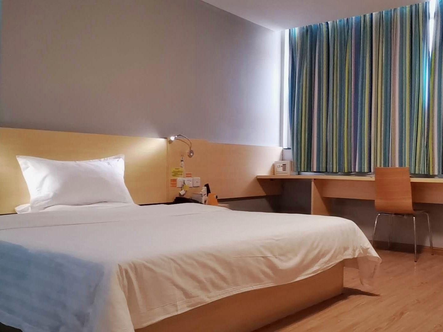 Business Queen Room