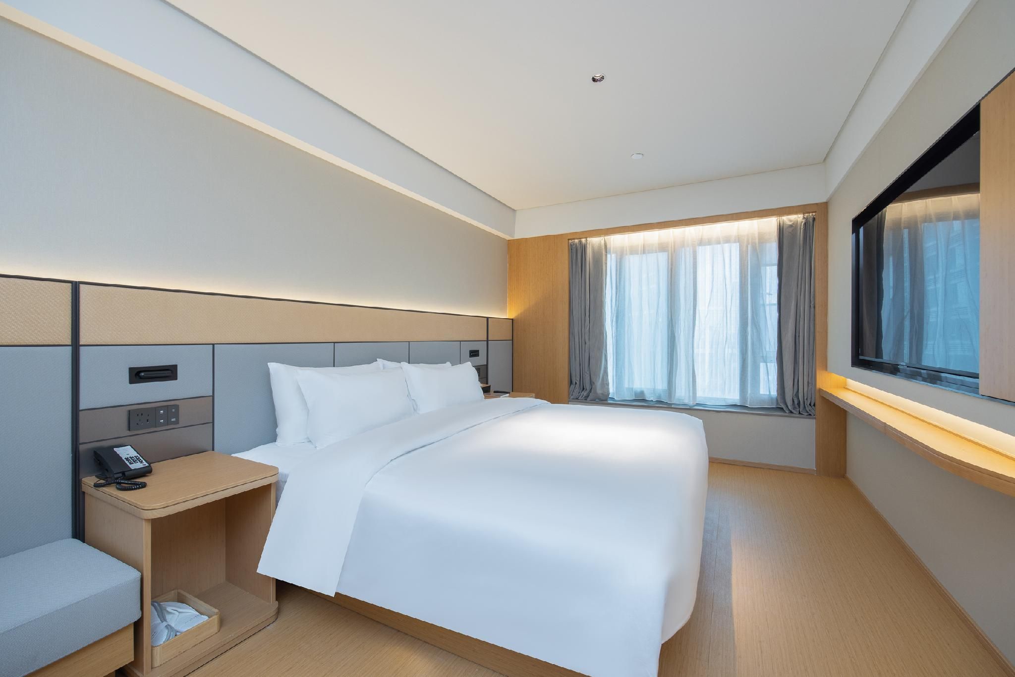Business Queen Room