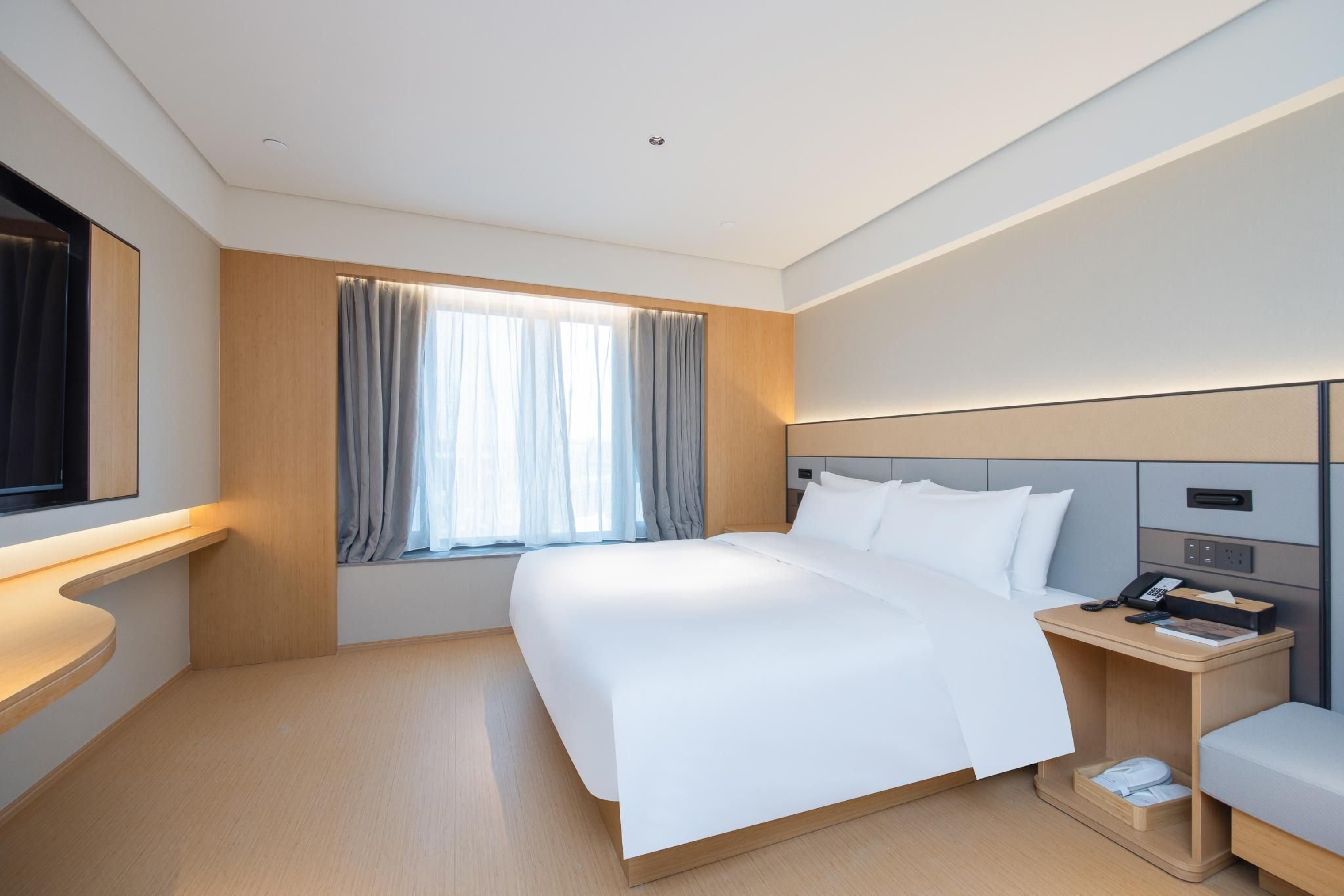 Deluxe Room Queen