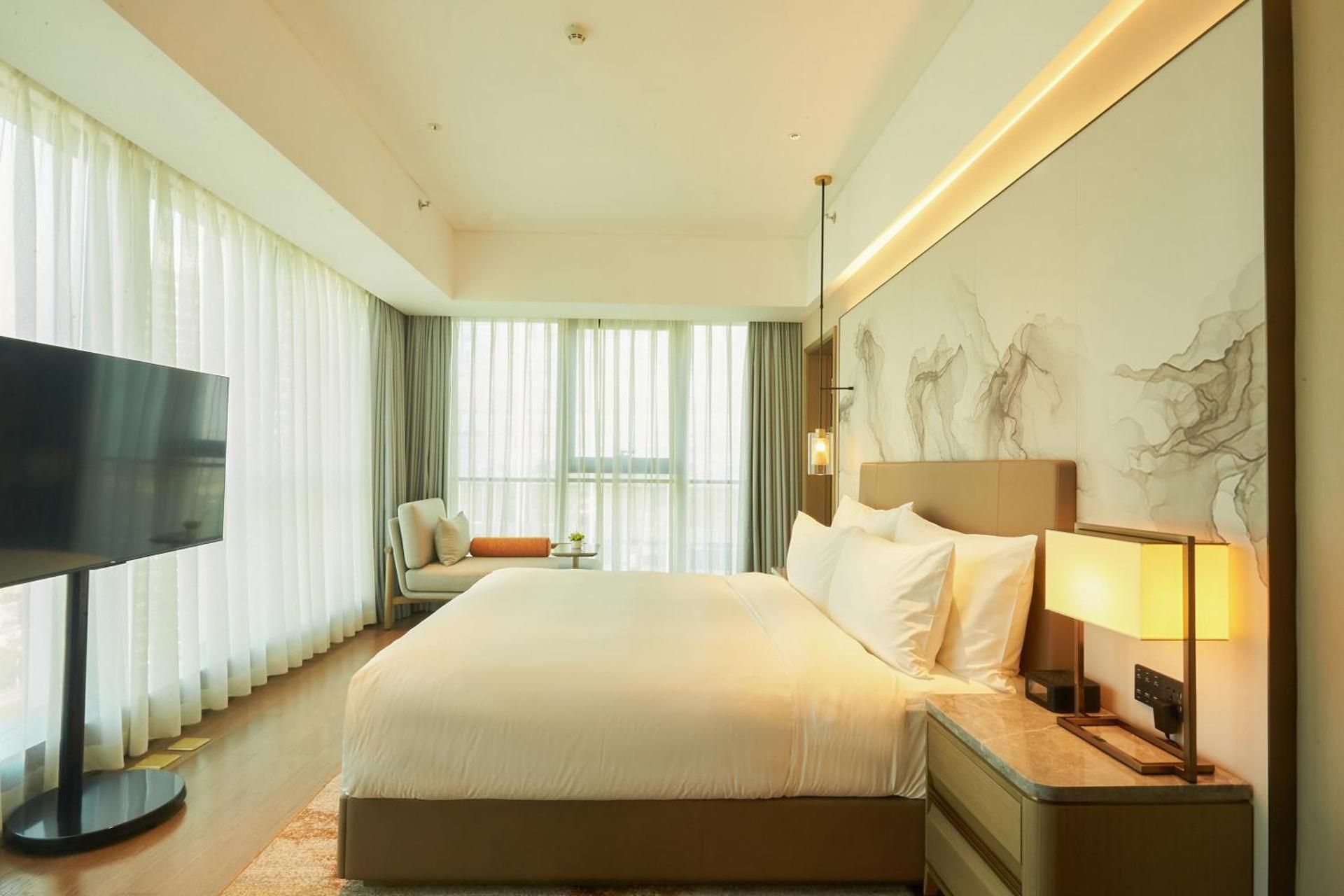 Deluxe - 1 King Bed