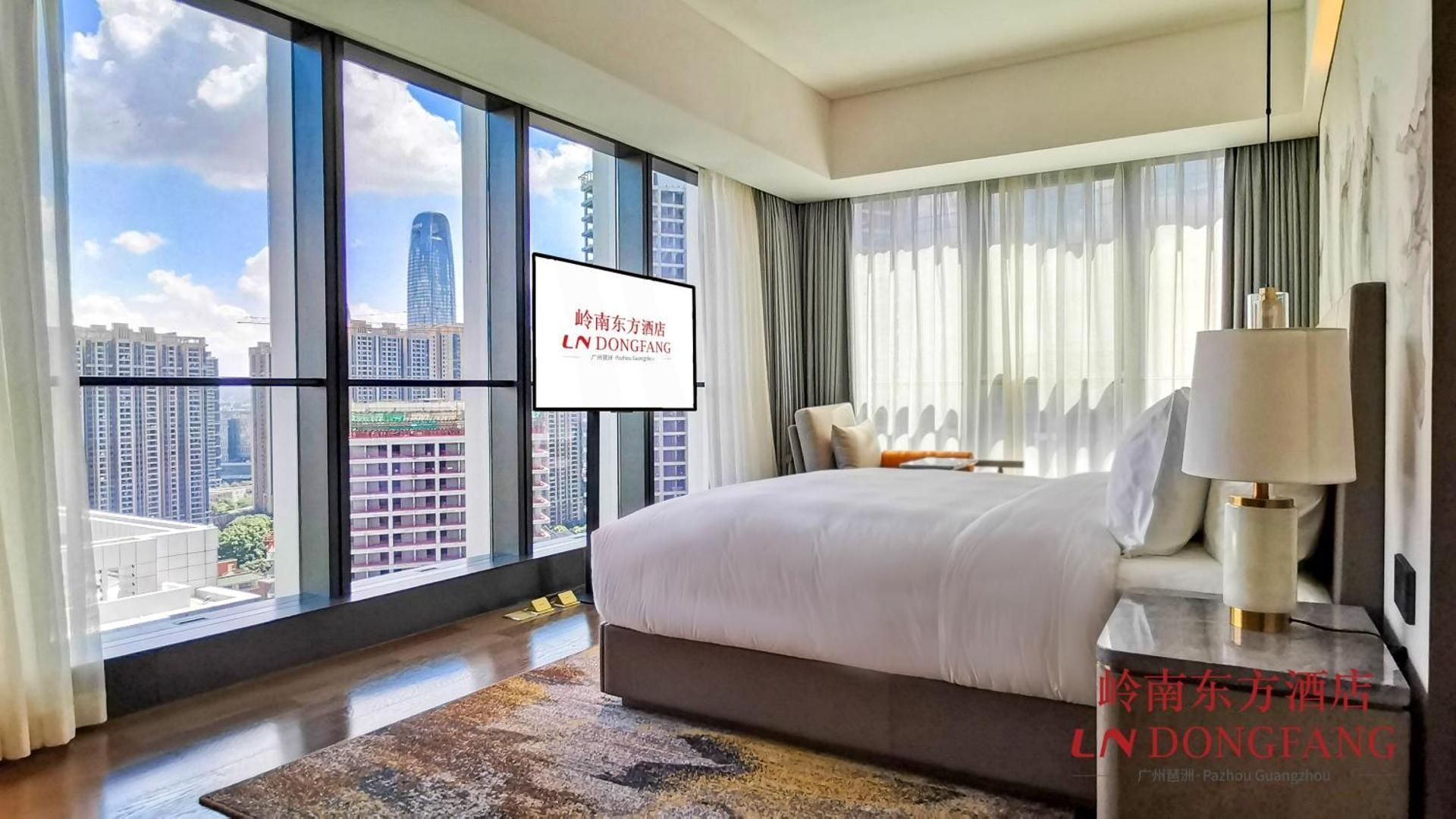 Deluxe - 1 King Bed