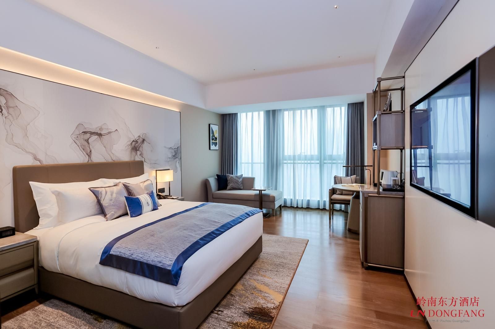 Executive - 1 WideKing Bed