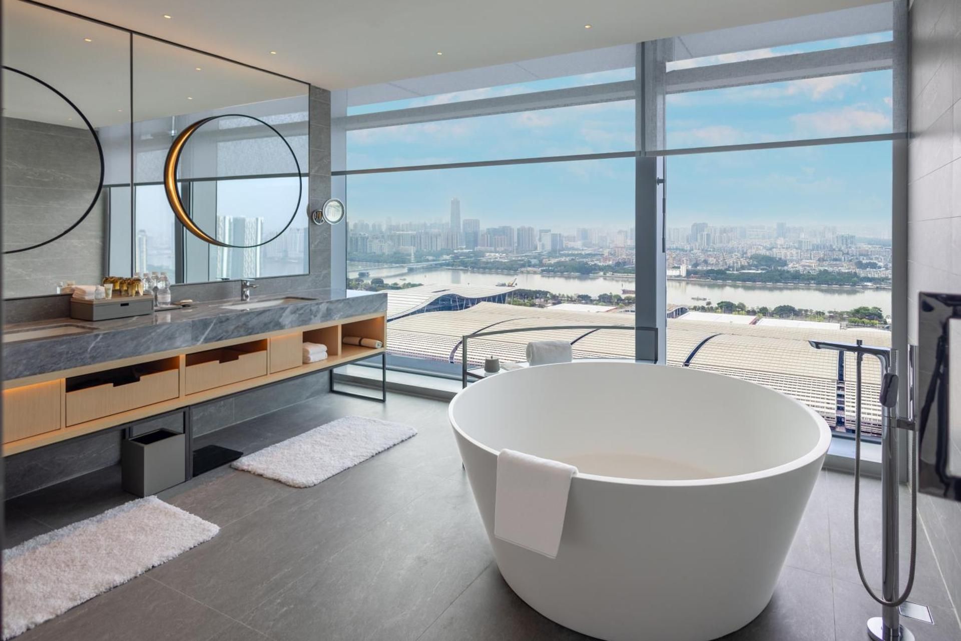 Courtyard King Suite with Tub and River View