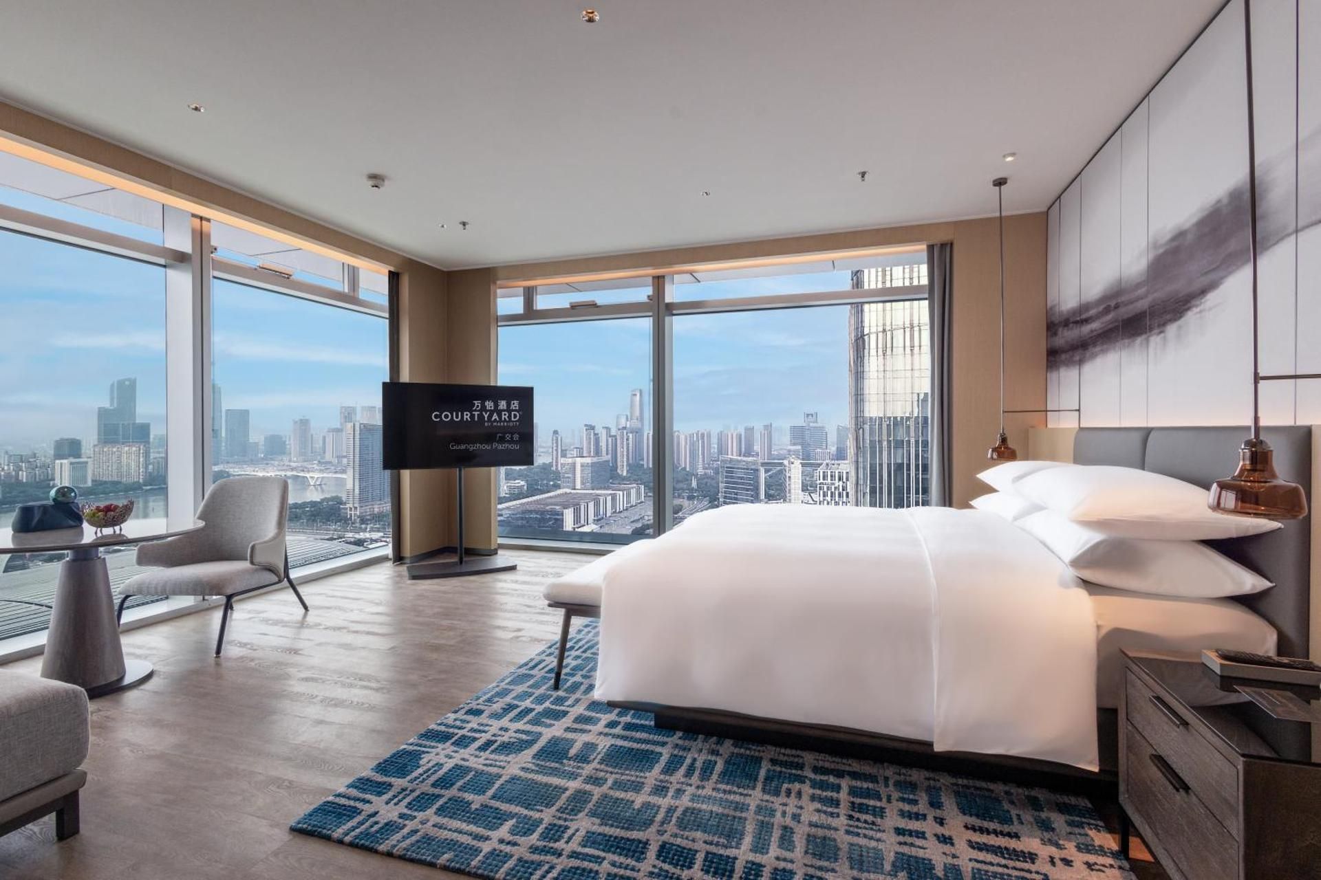 Courtyard King Suite with Tub and River View