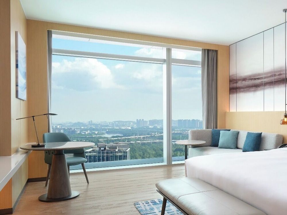 Courtyard By Marriott Guangzhou Pazhou Classic Room, 1 King Bed, City View 3