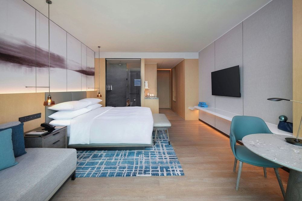 Courtyard By Marriott Guangzhou Pazhou Classic Room, 1 King Bed, City View 4