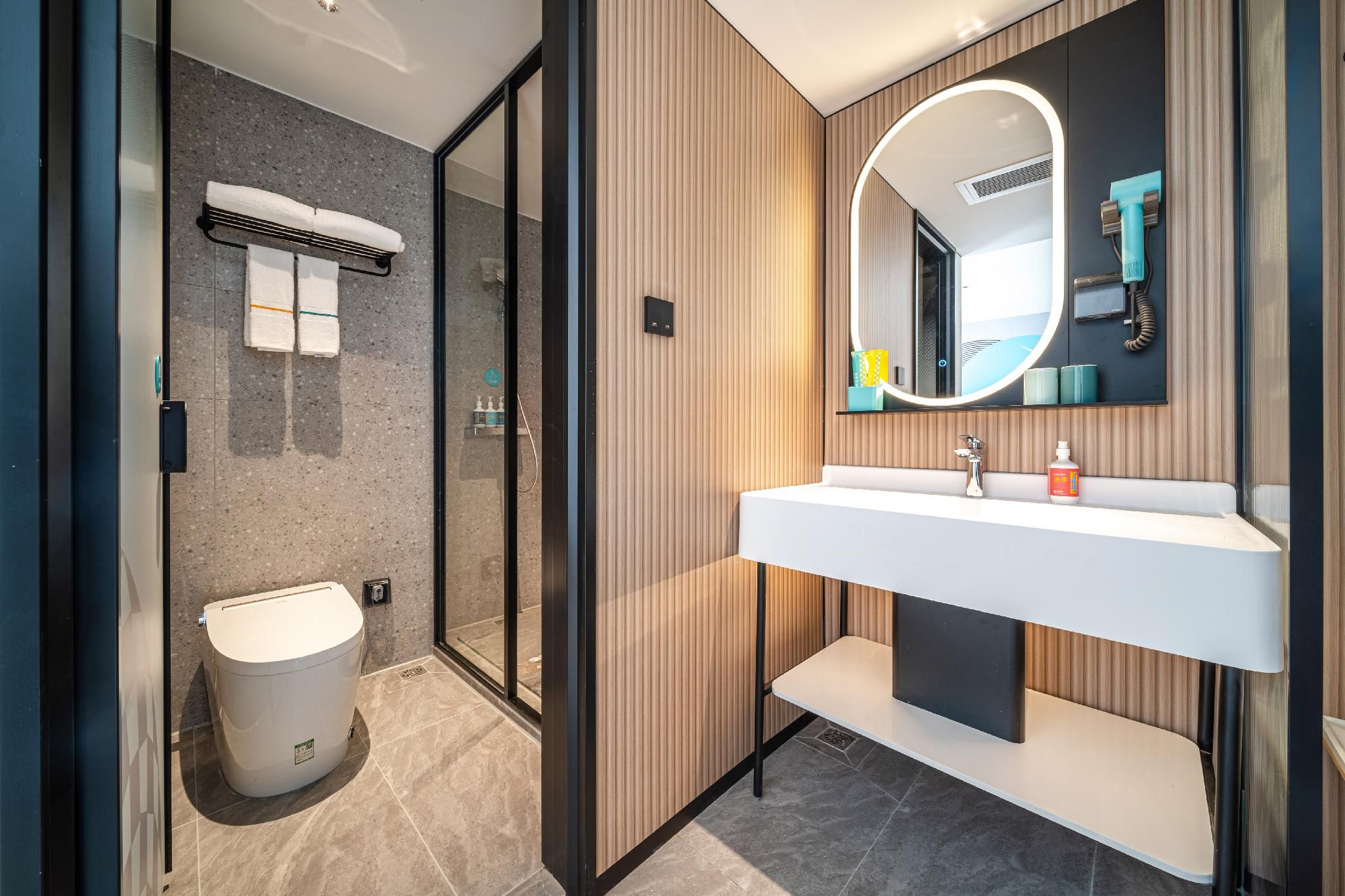 Business Queen Room
