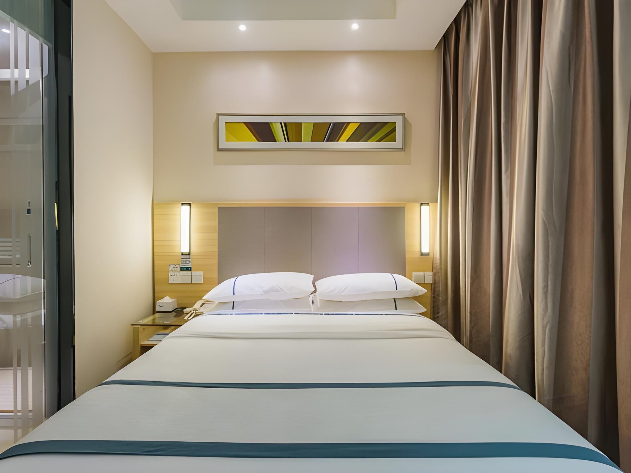 Stand Queen Room