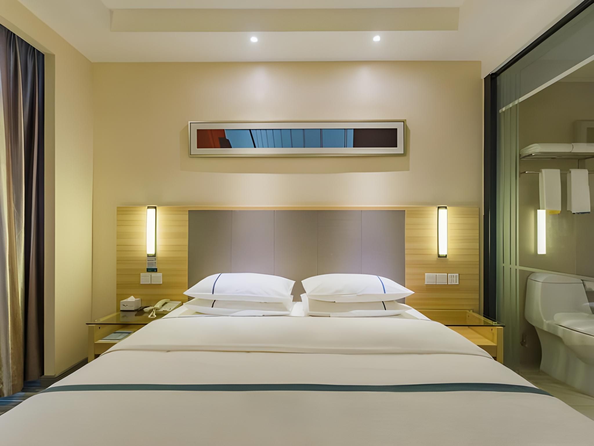 Stand Queen Room