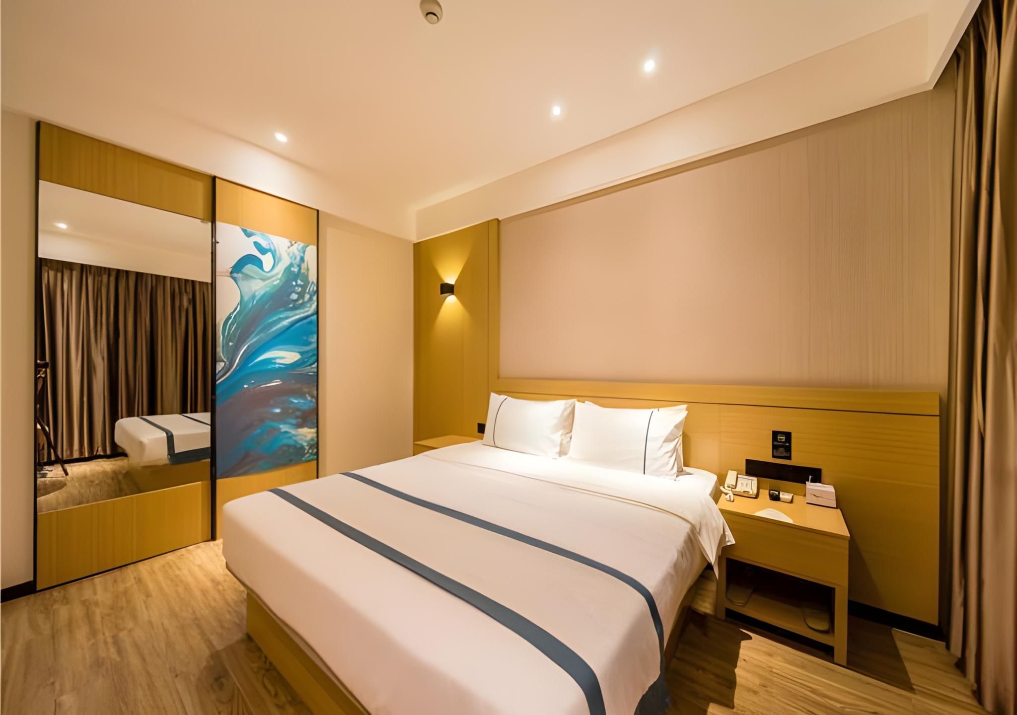 Stand Queen Room