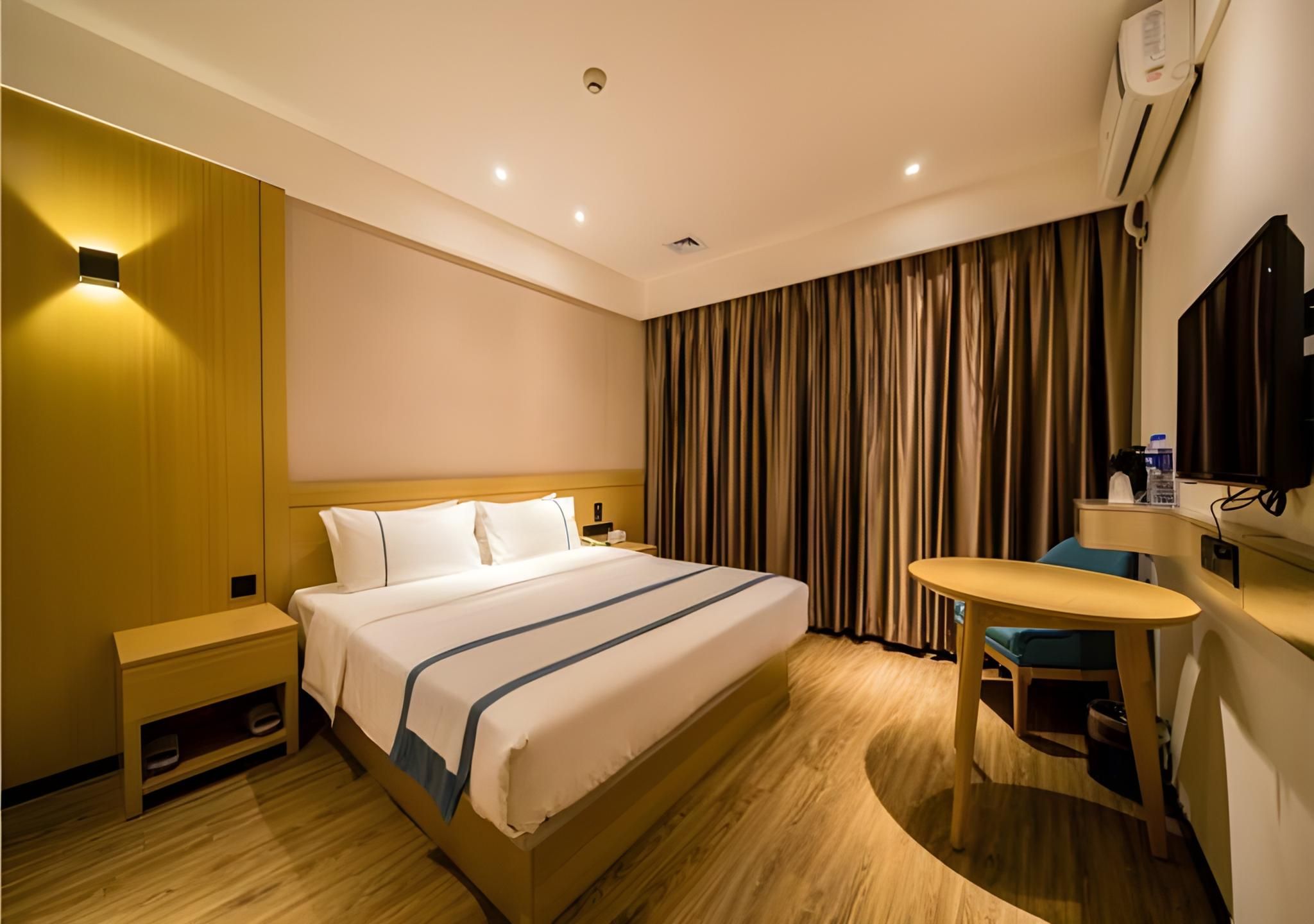 Stand Queen Room