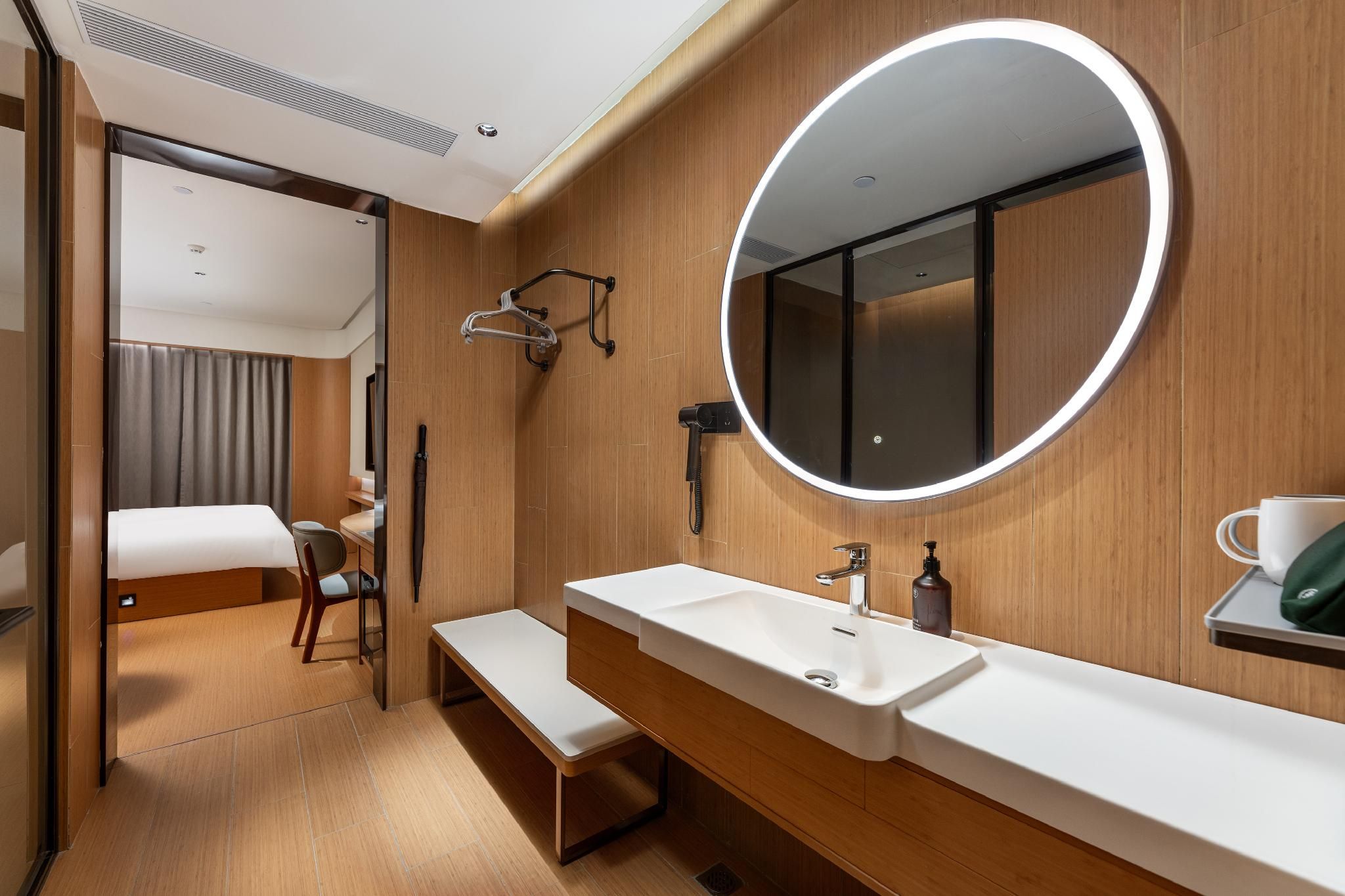 Business Queen Room