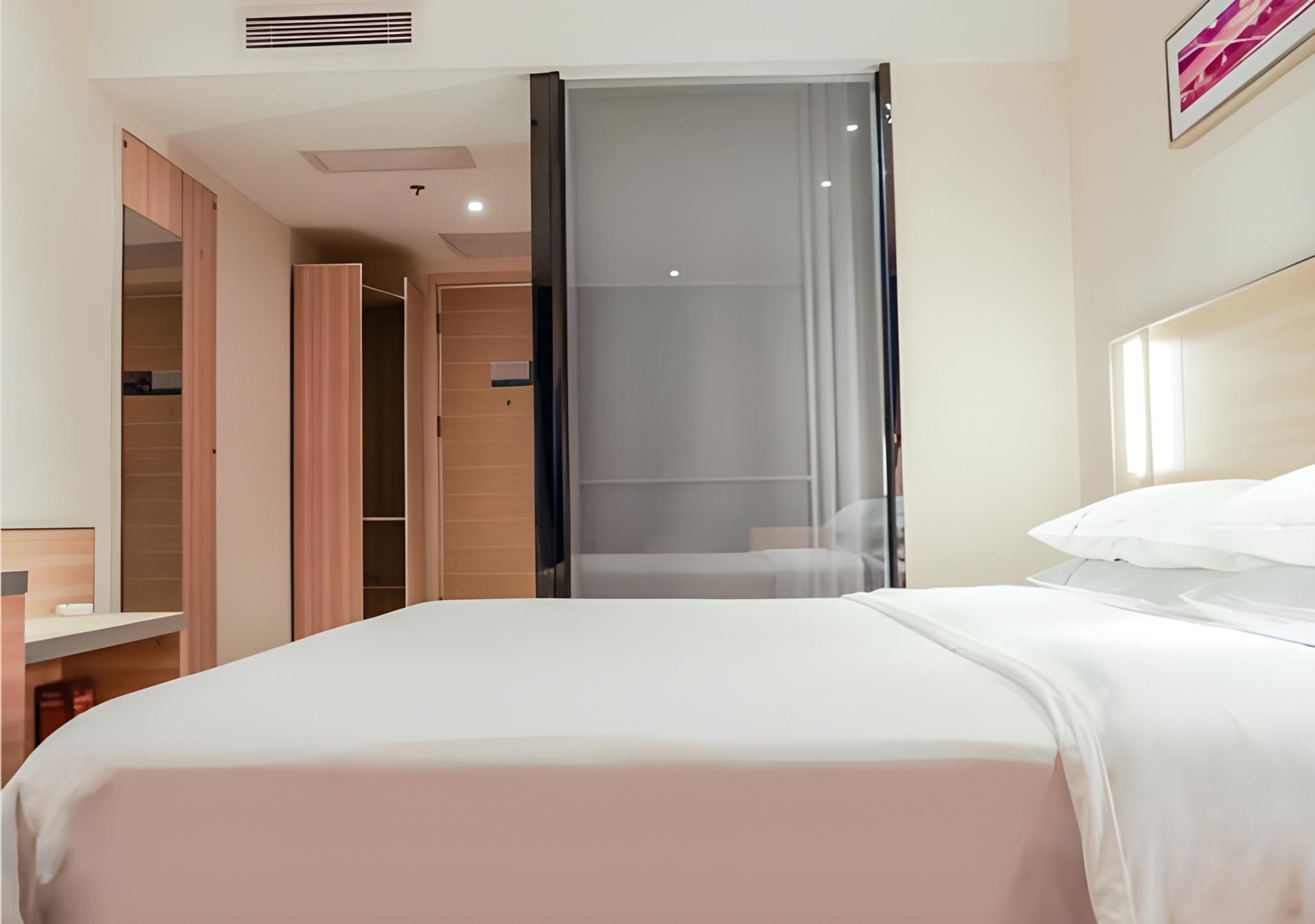 Business Queen Room