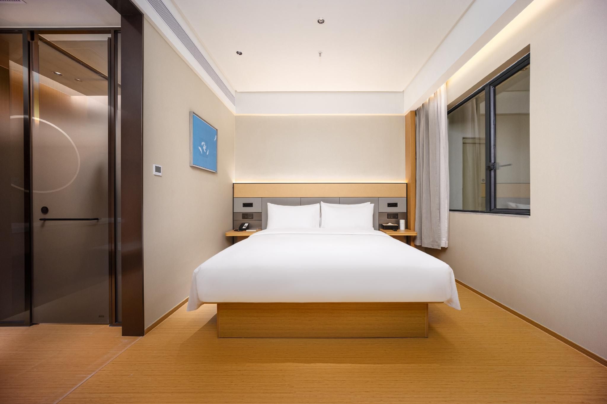 Hotel Queen Room