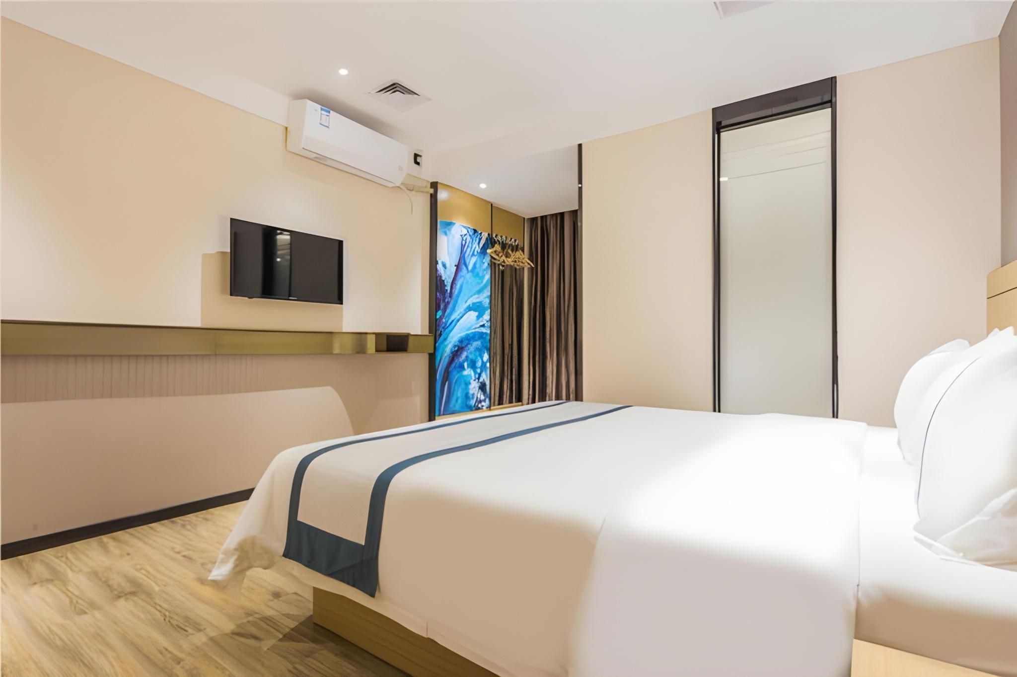 Stand Queen Room