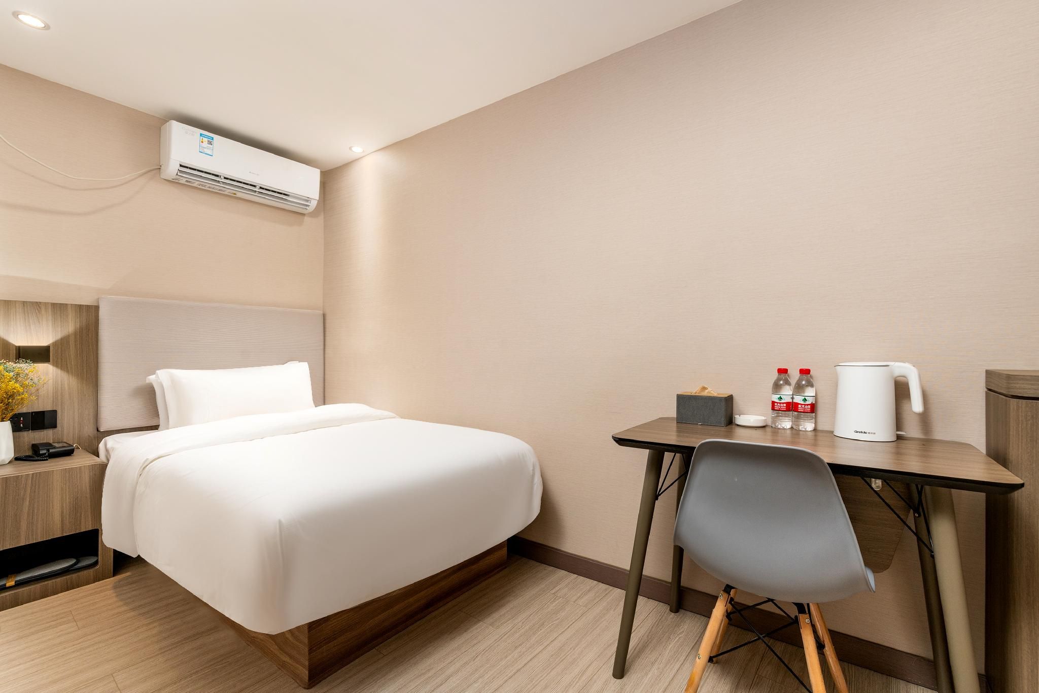 Huazhu - Room With Bed