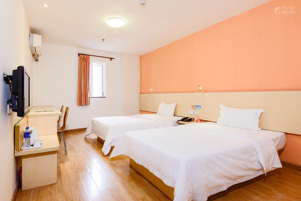 Twin Bed Room