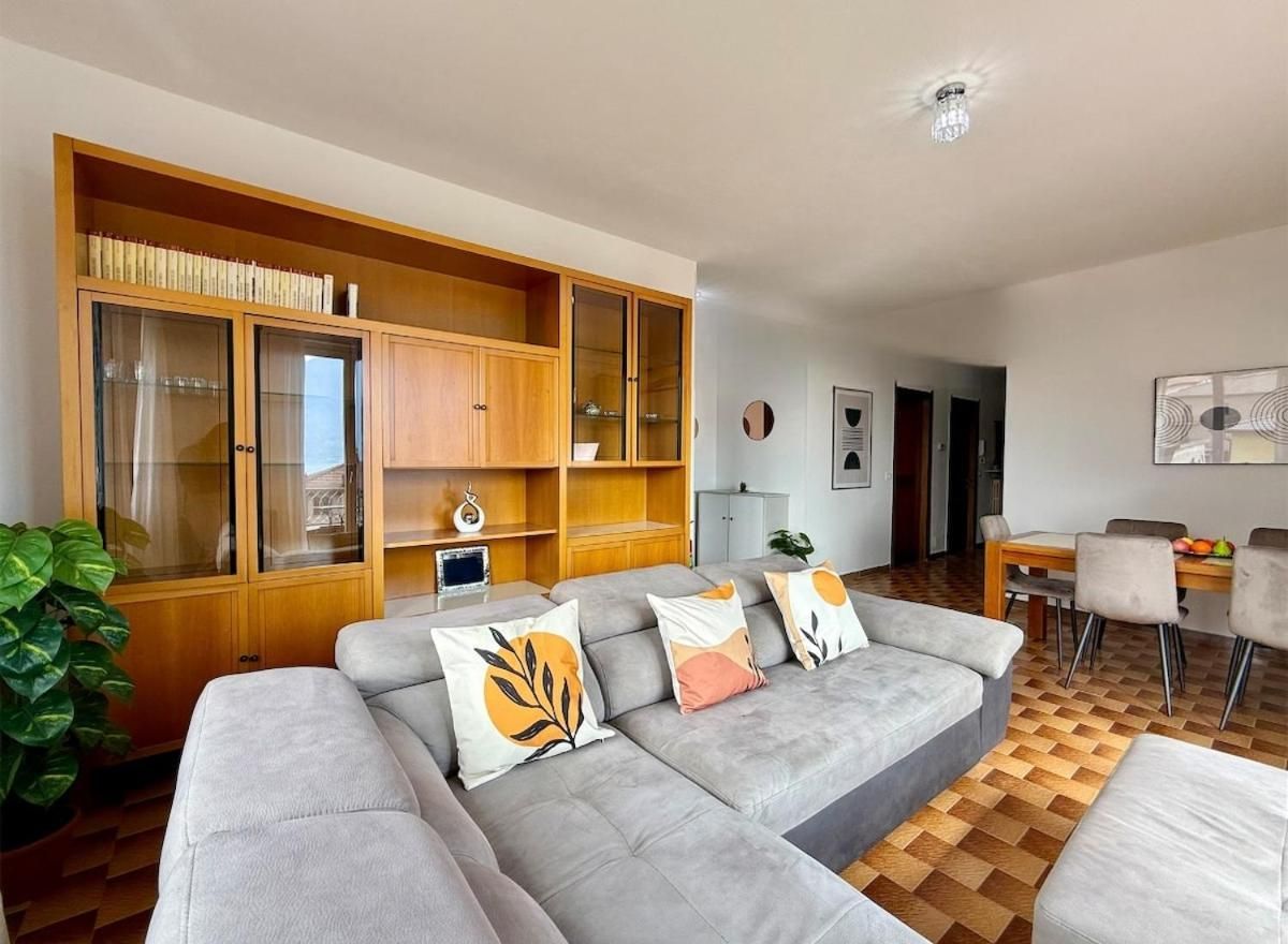 Apartment with Lake View
