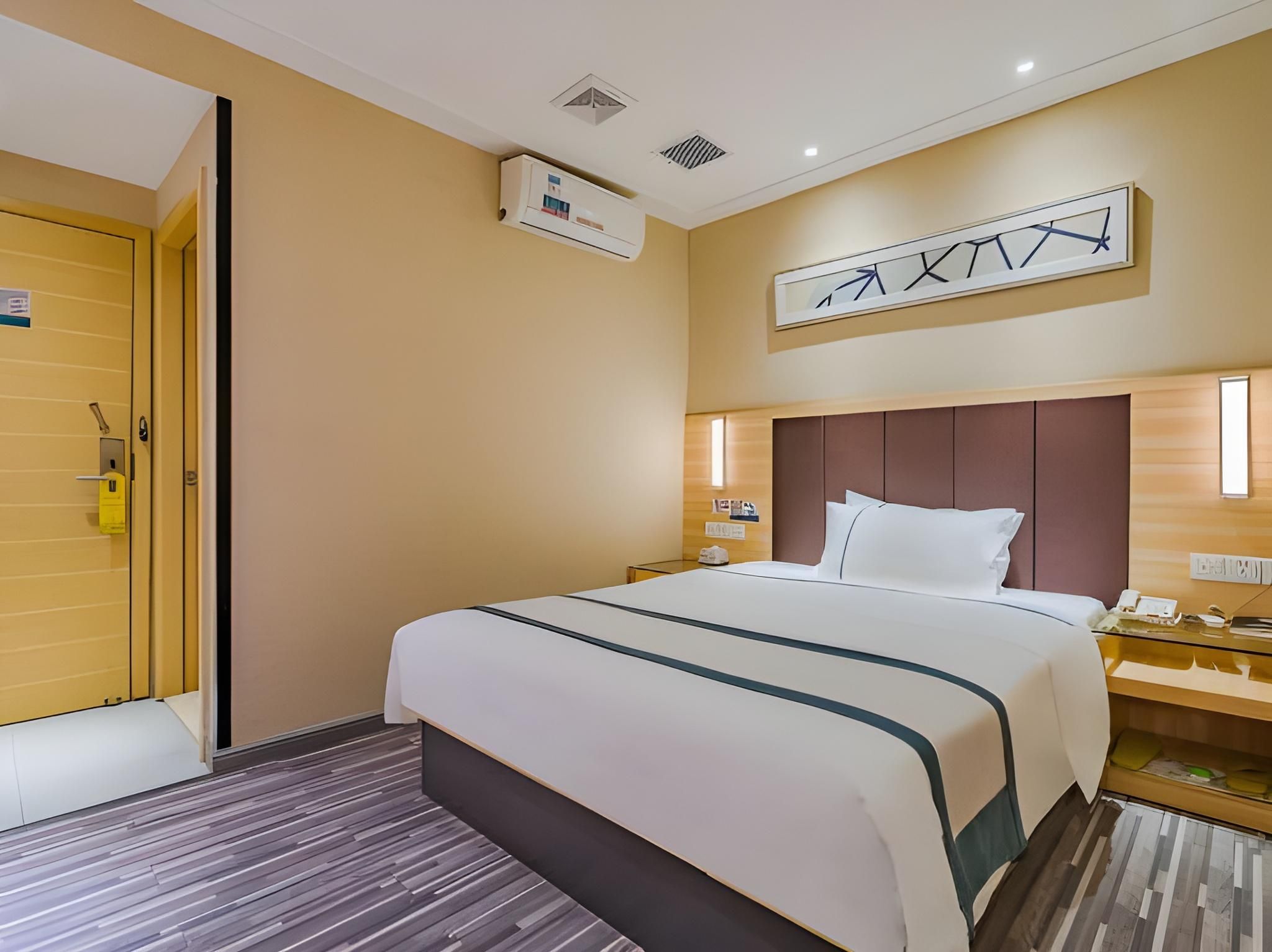 Stand Queen Room