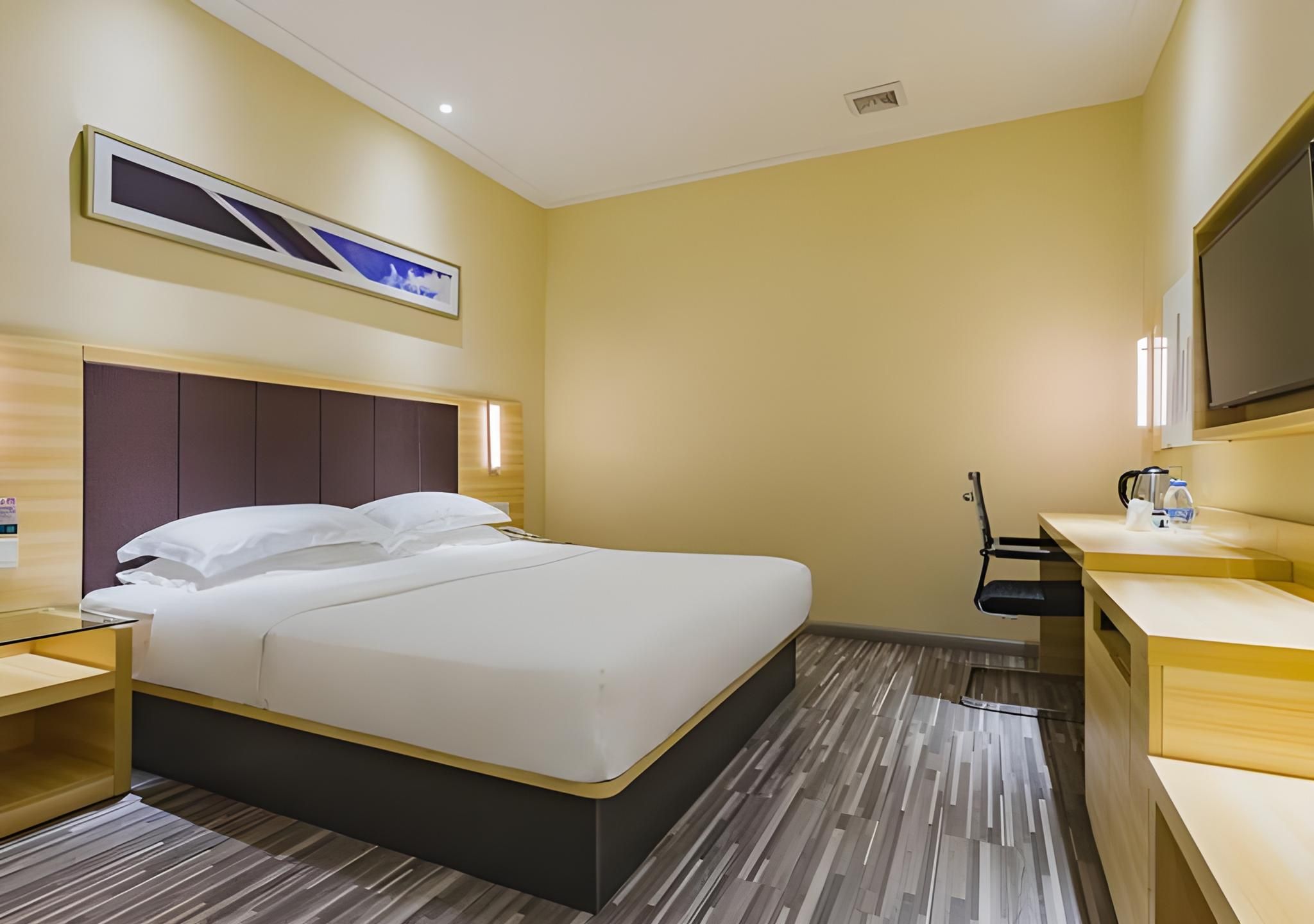 Stand Queen Room