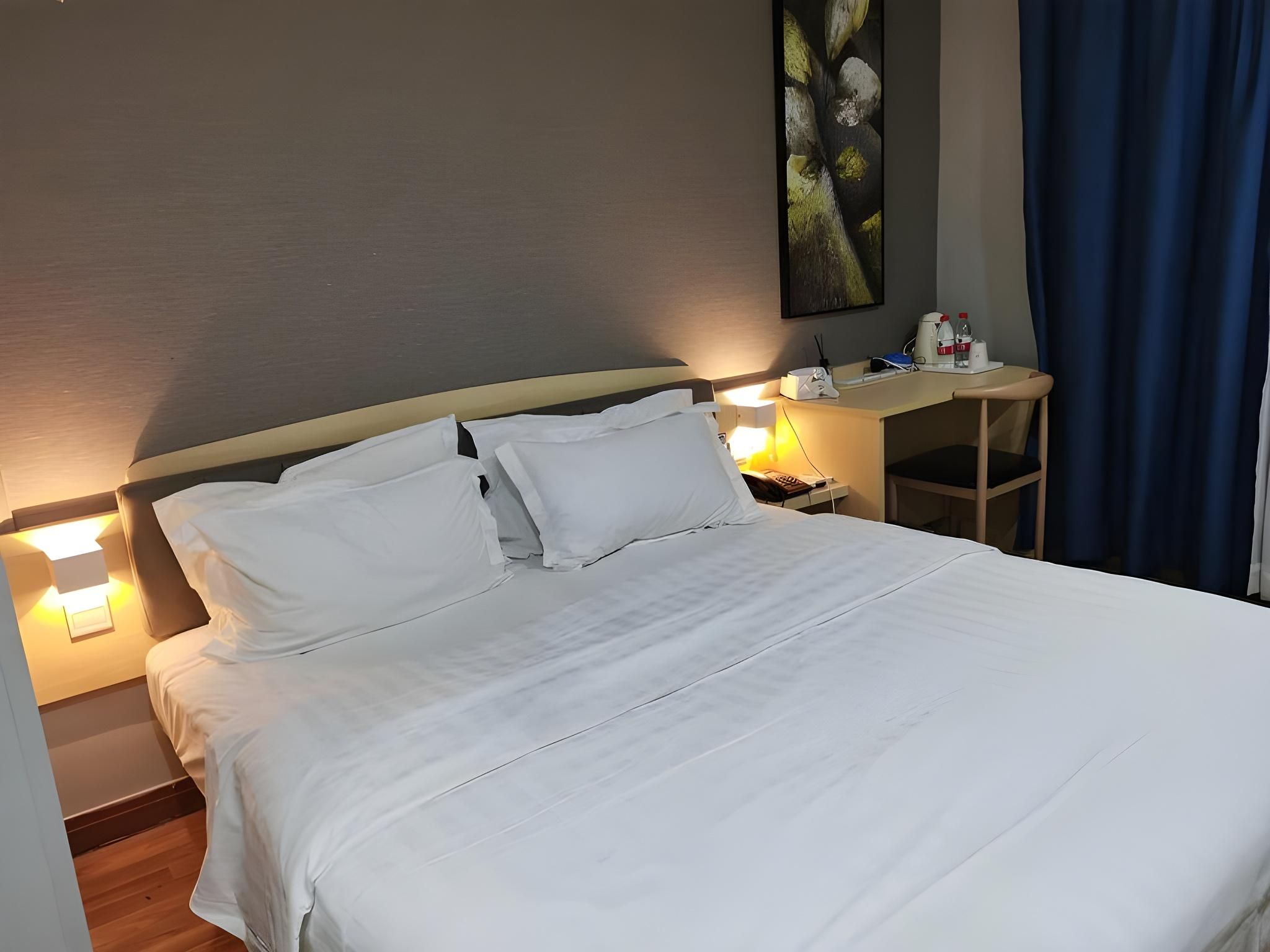 Business Queen Room