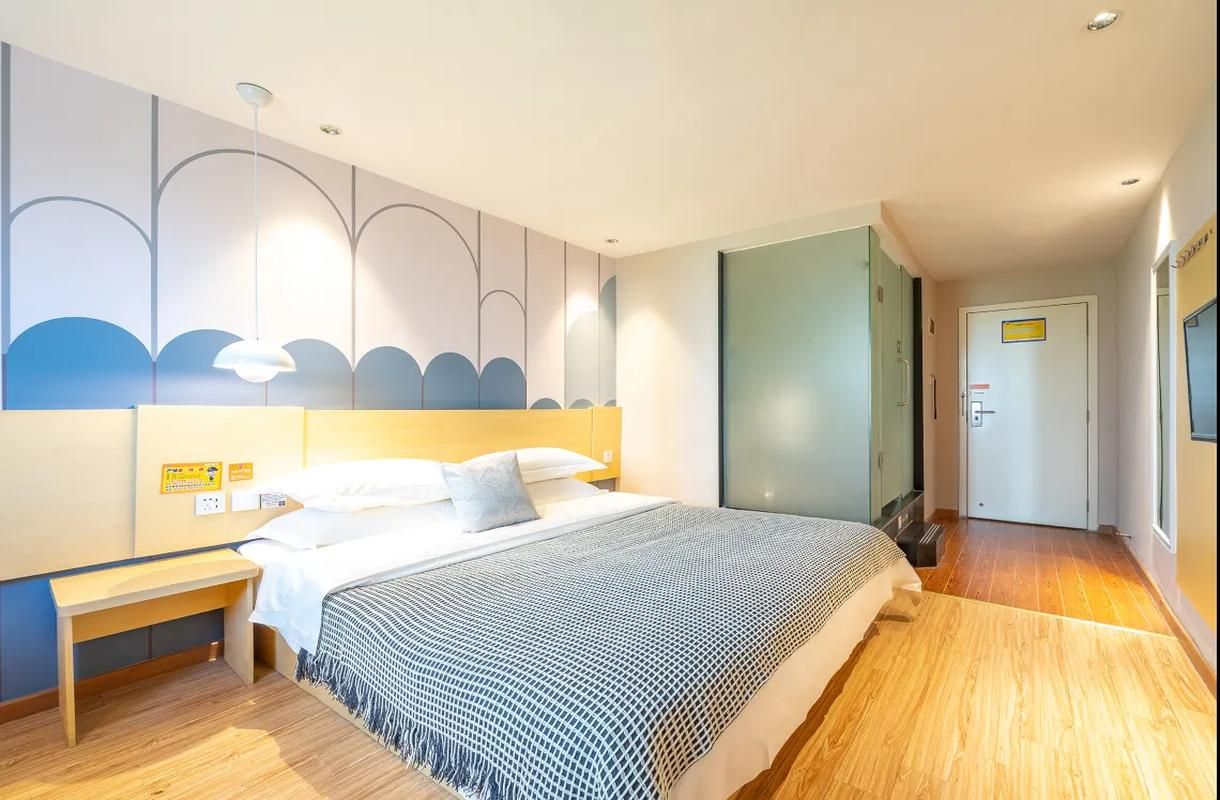 Room with Queen Bed