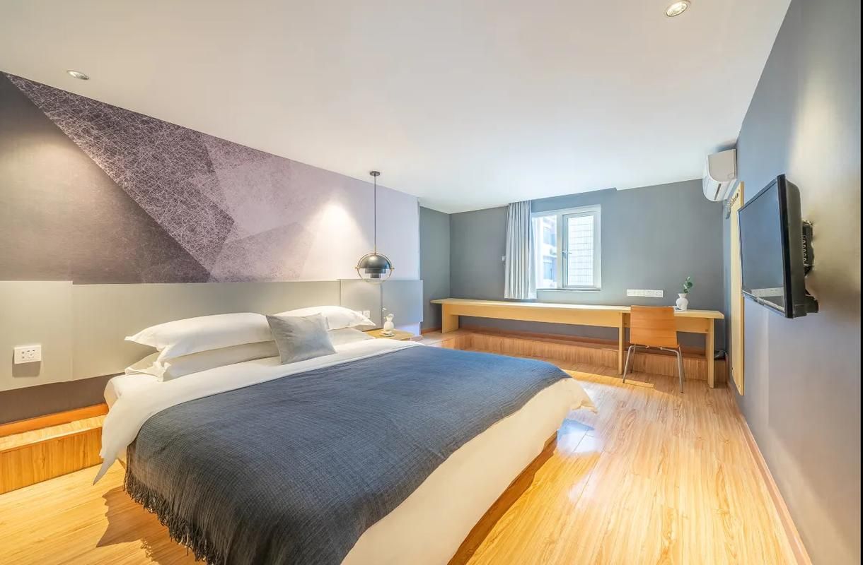 Room with Queen Bed