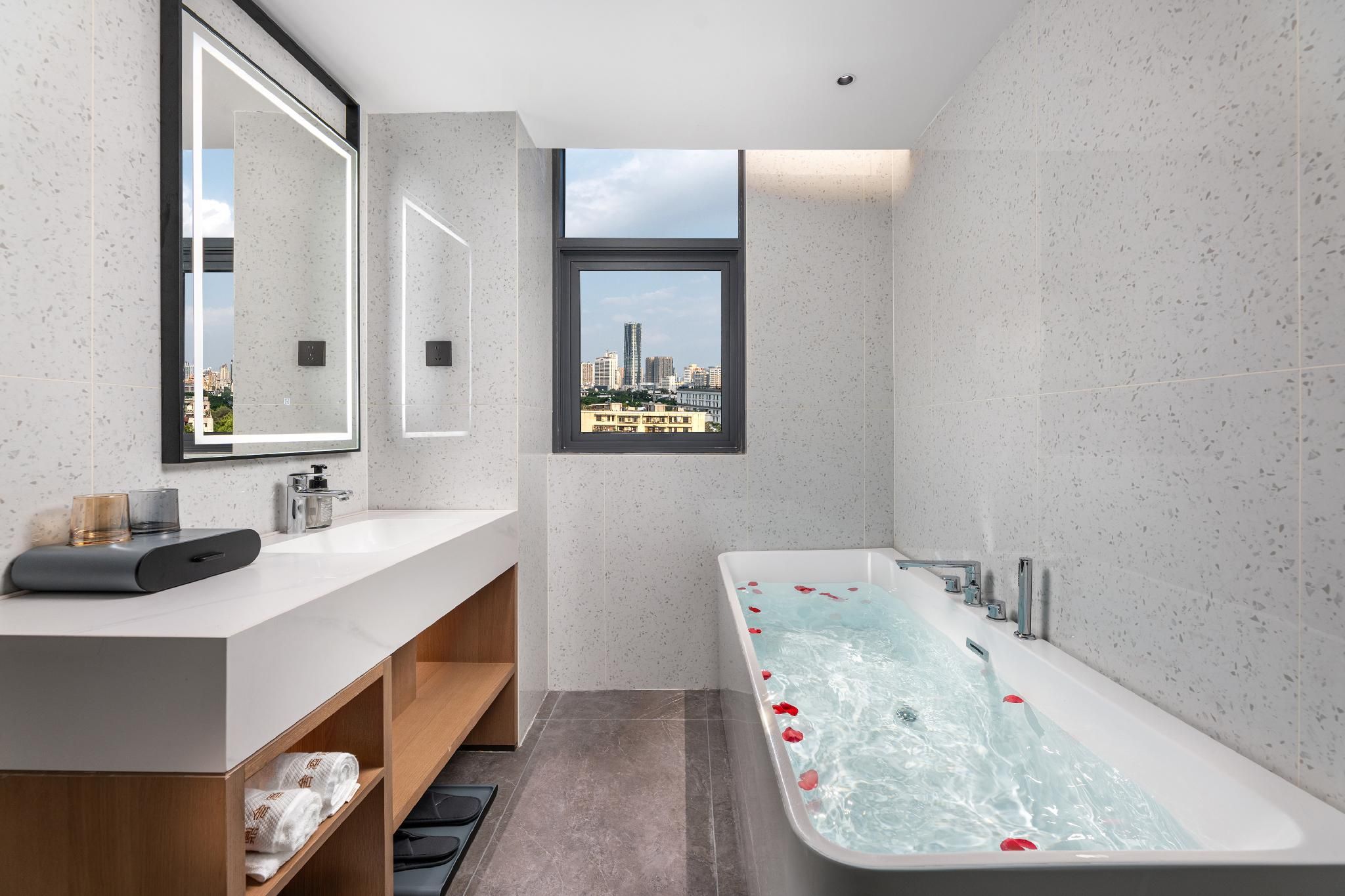 Executive Suite with Hot Tub