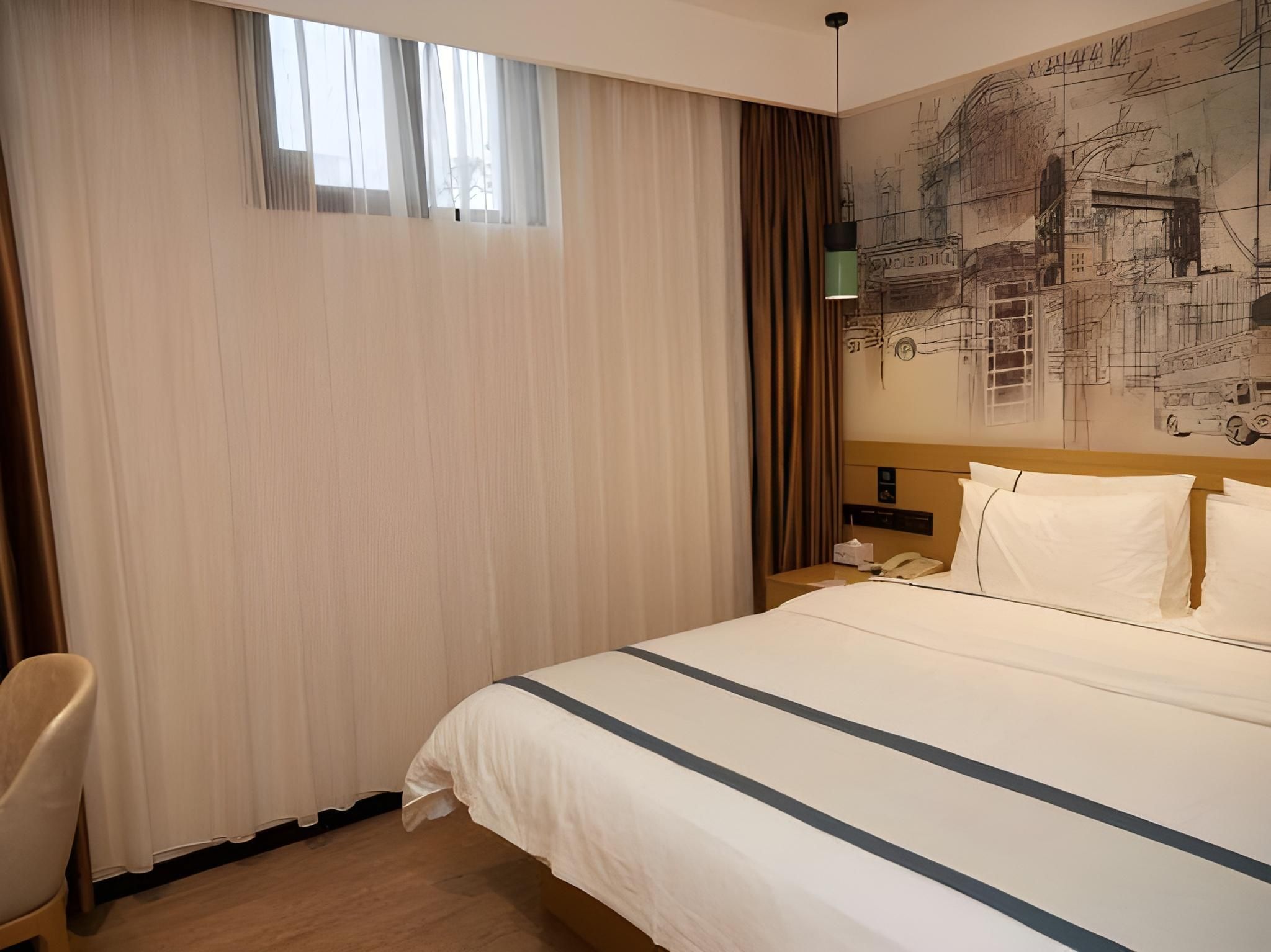 Stand Queen Room