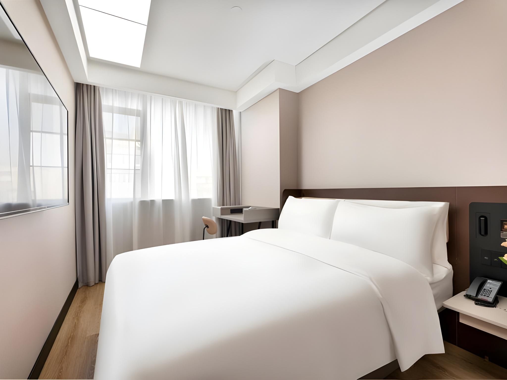 Huazhu - Room With Bed