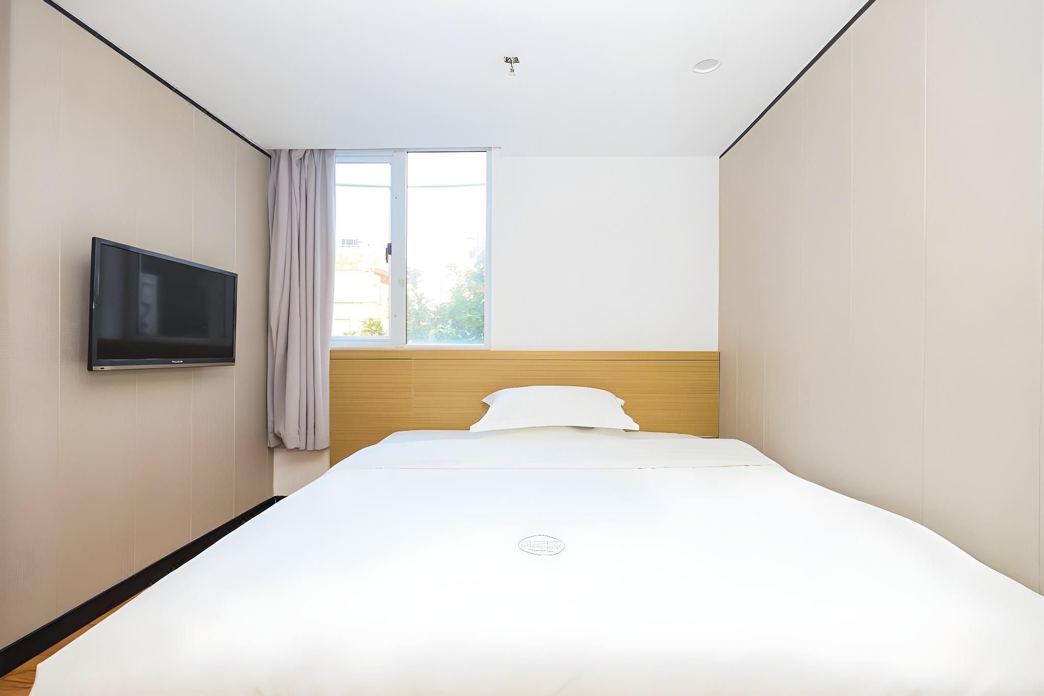 Comfort Queen Room