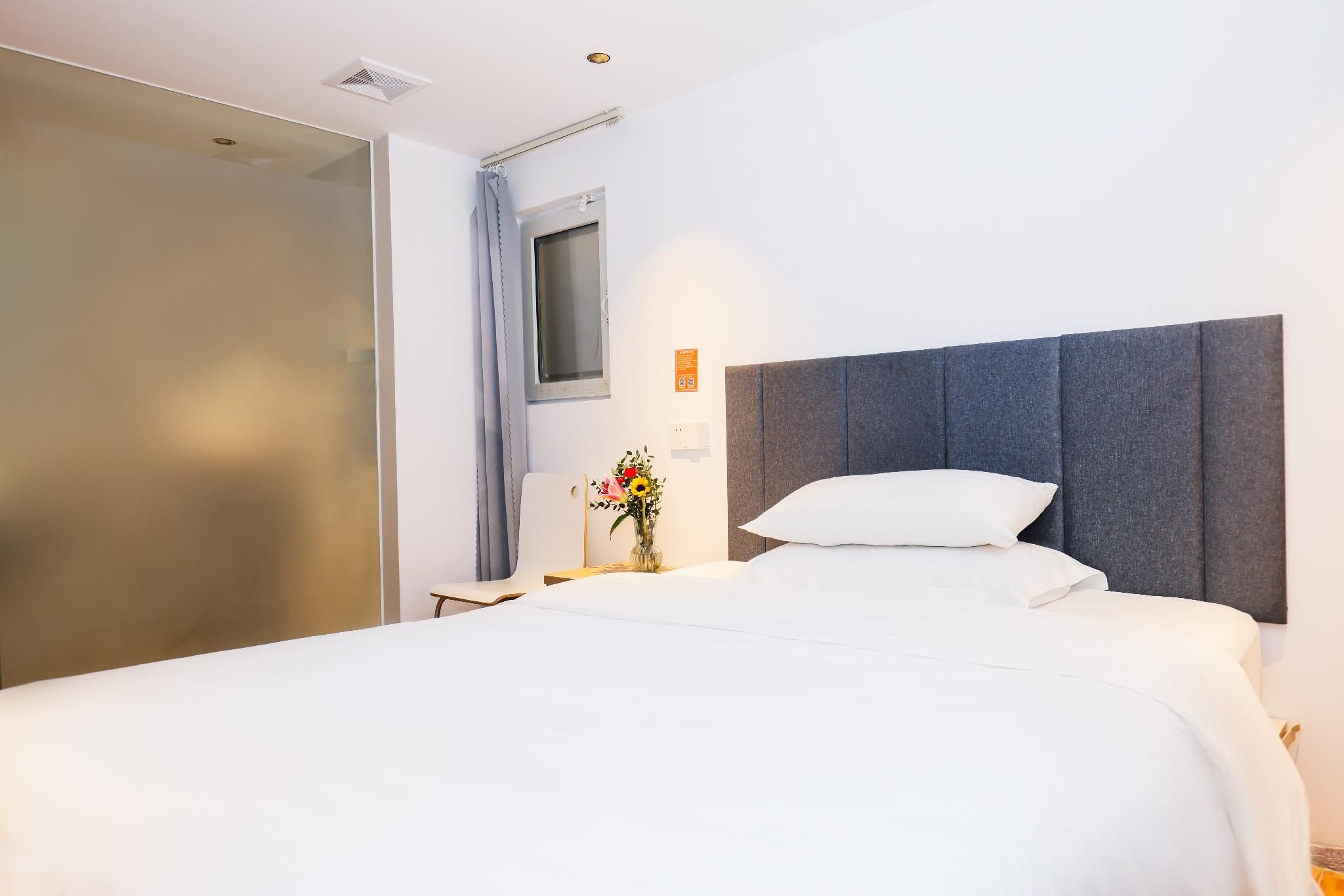 Room with Queen Bed