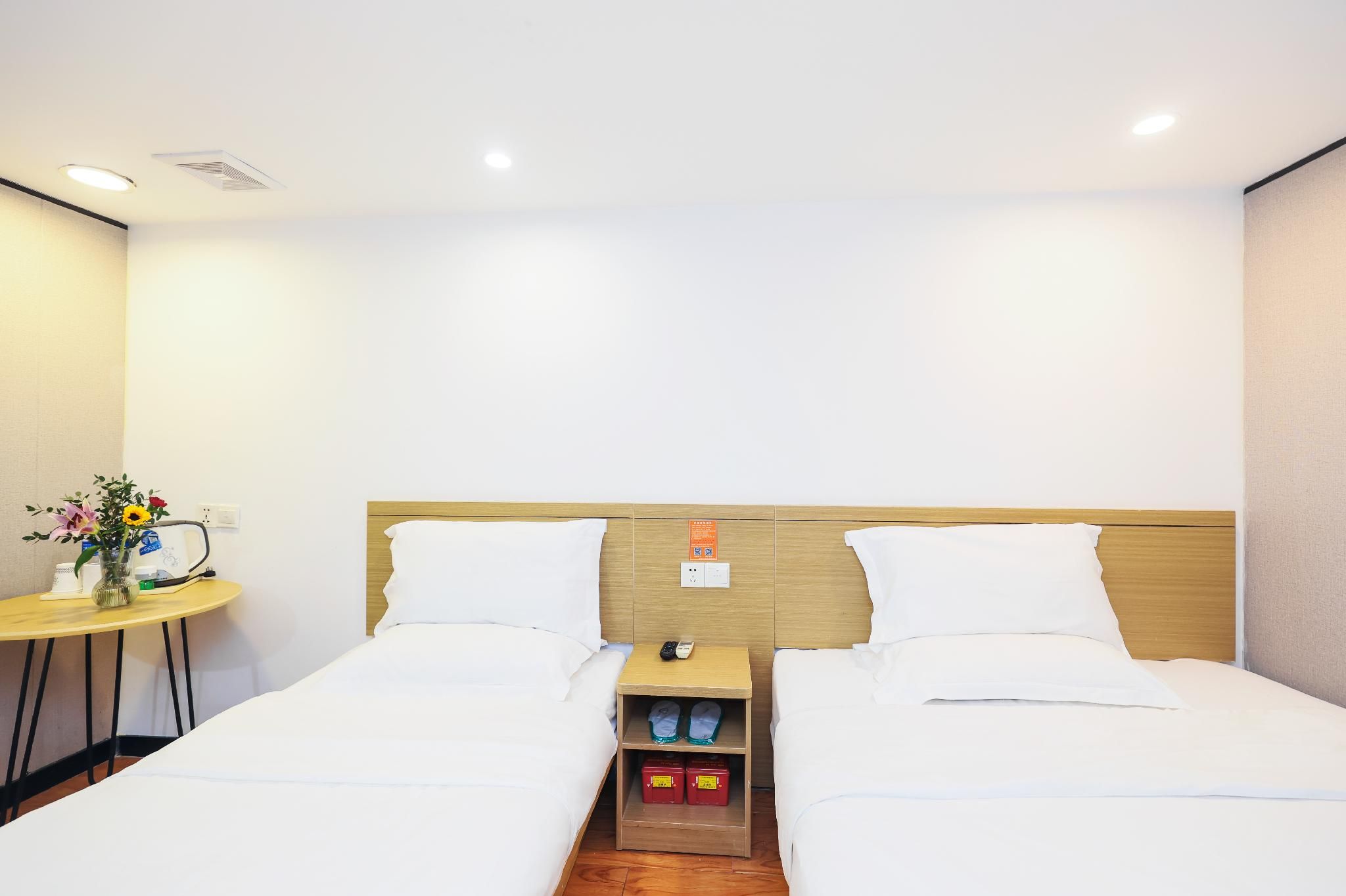 Twin Room with 1 Semi-Double Bed and 1 Single Bed