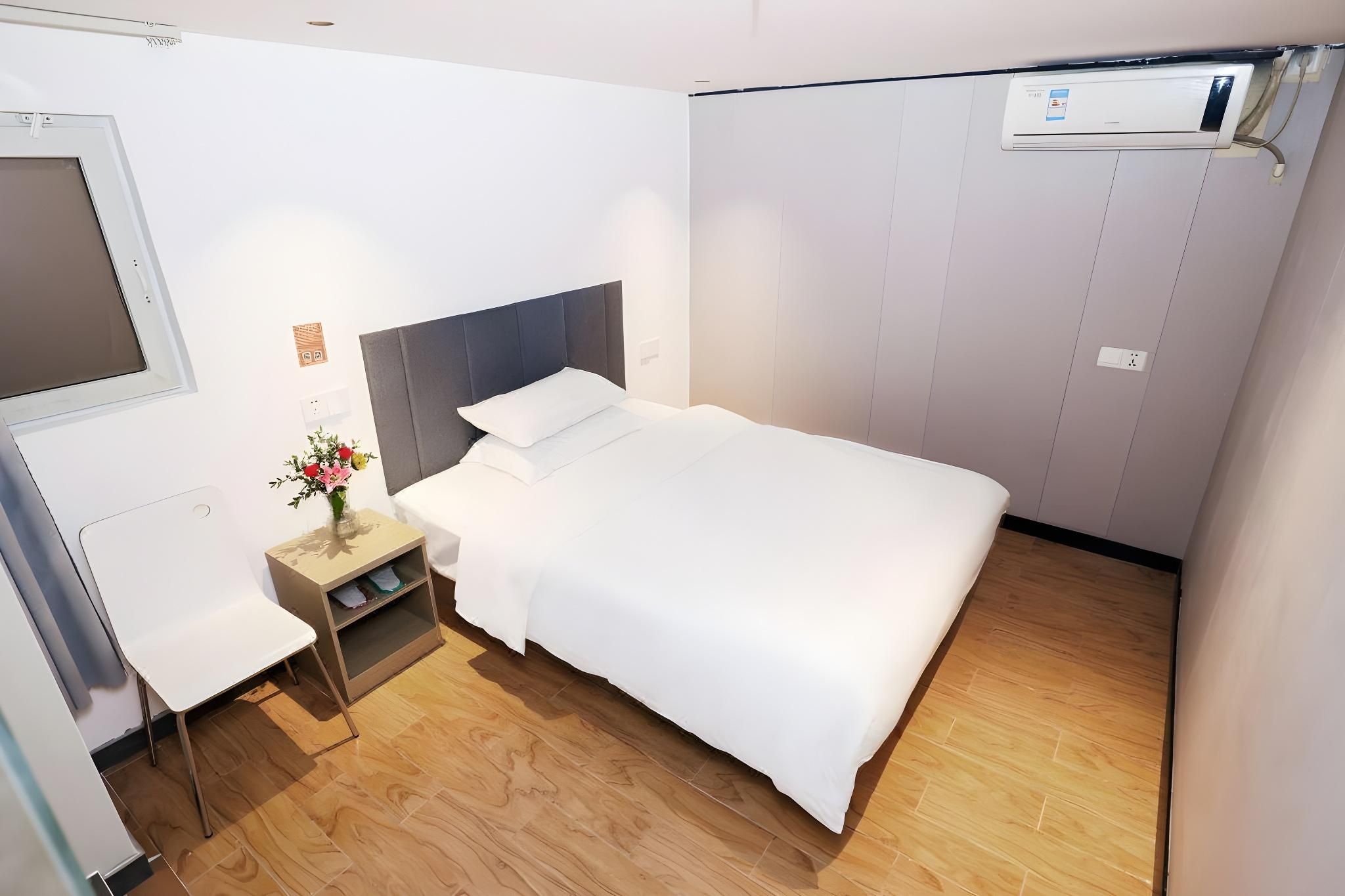 Room with Queen Bed
