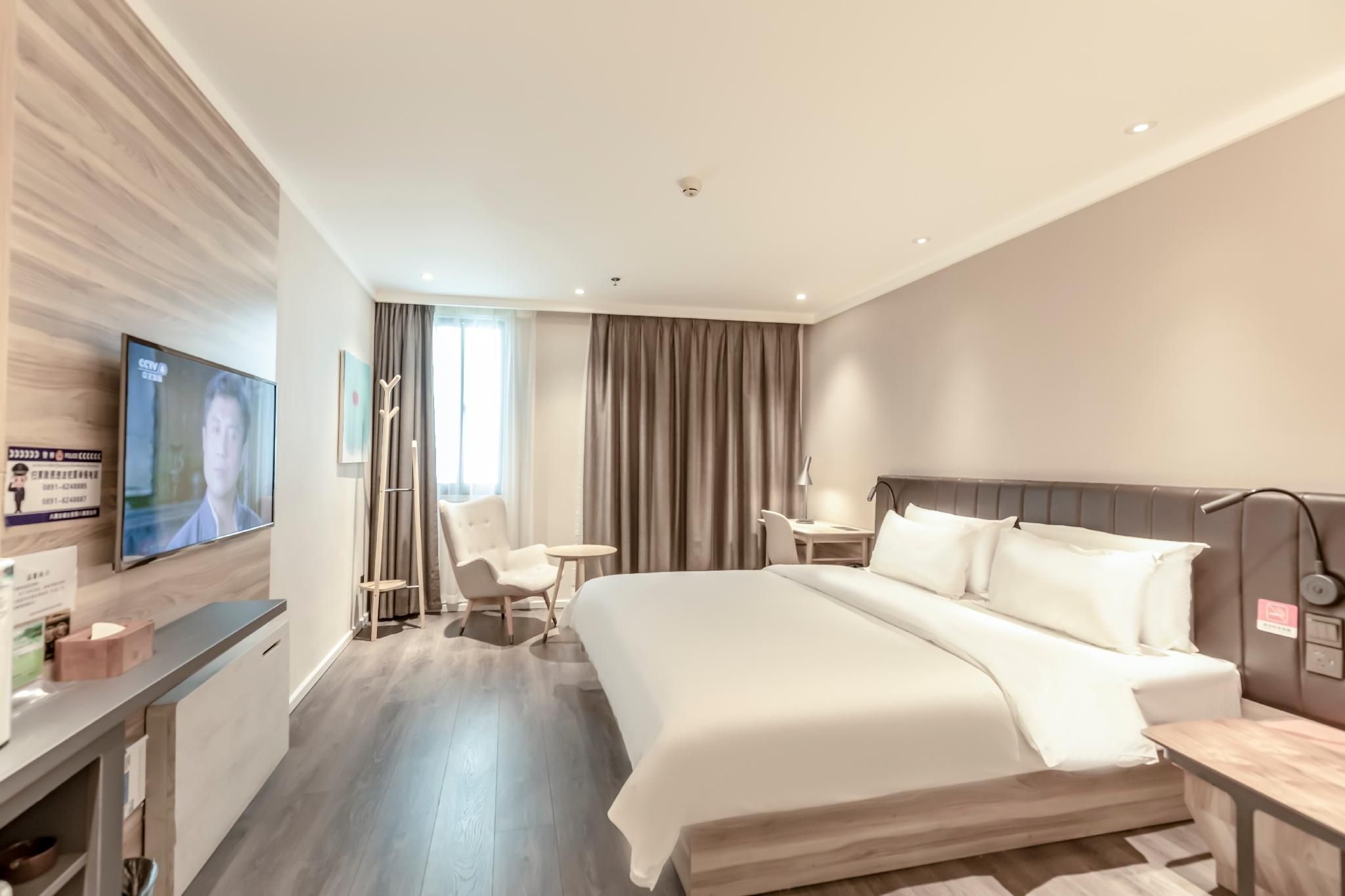 Superior Queen Room with Interior View