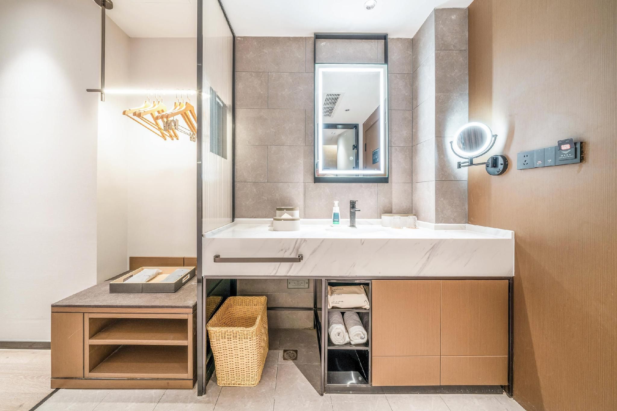 Atour Hotel Lhasa Liuwu Wanda Superior Queen Room with View 3