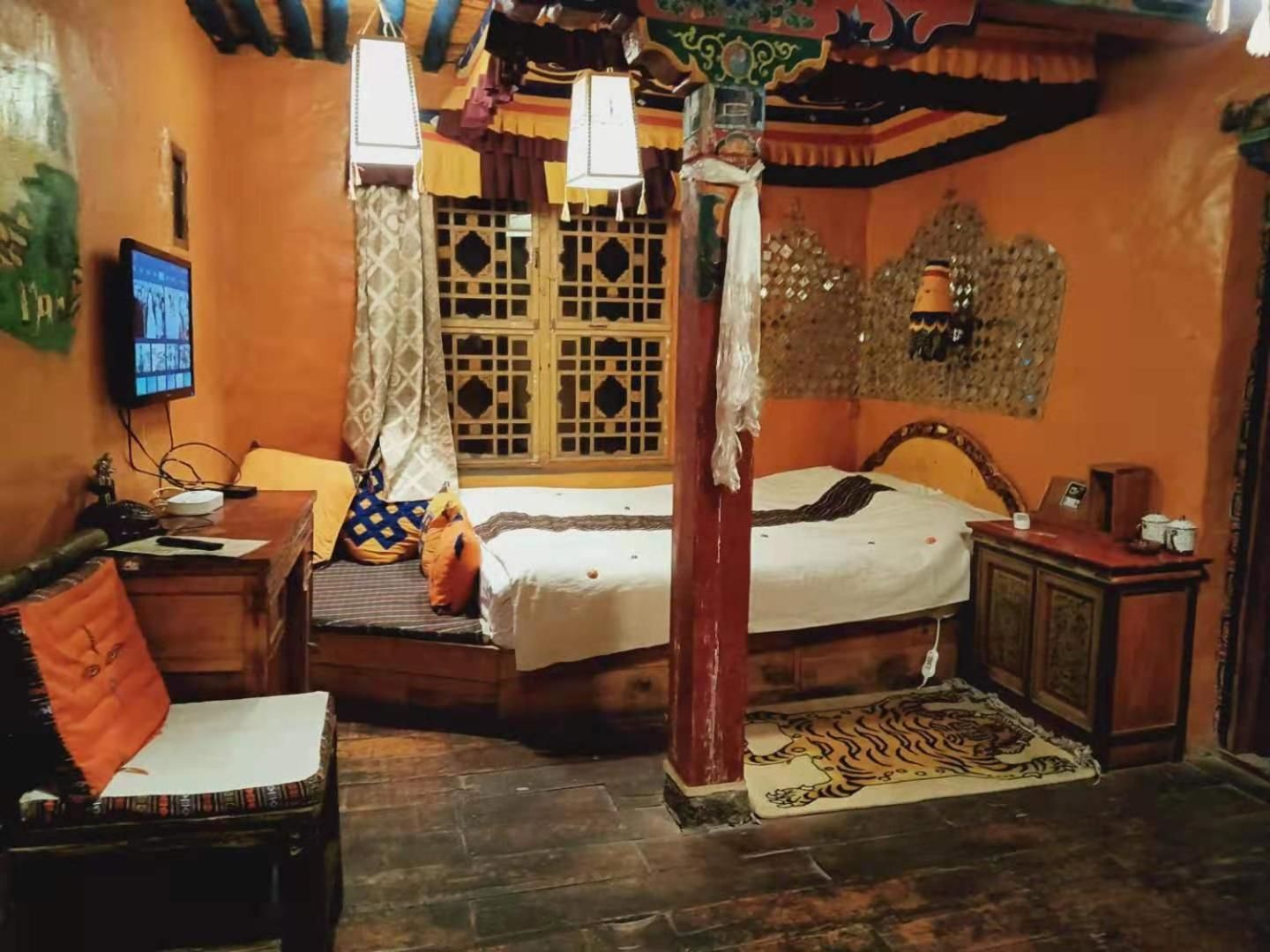 Single Room with Queen Bed