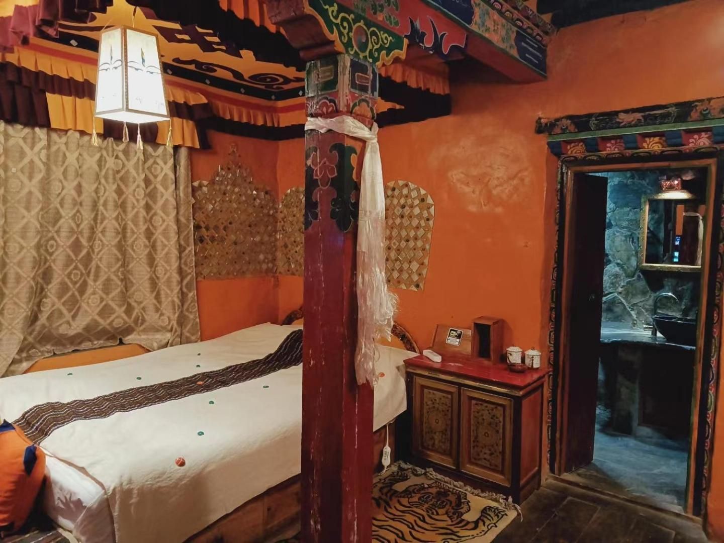 Single Room with Queen Bed