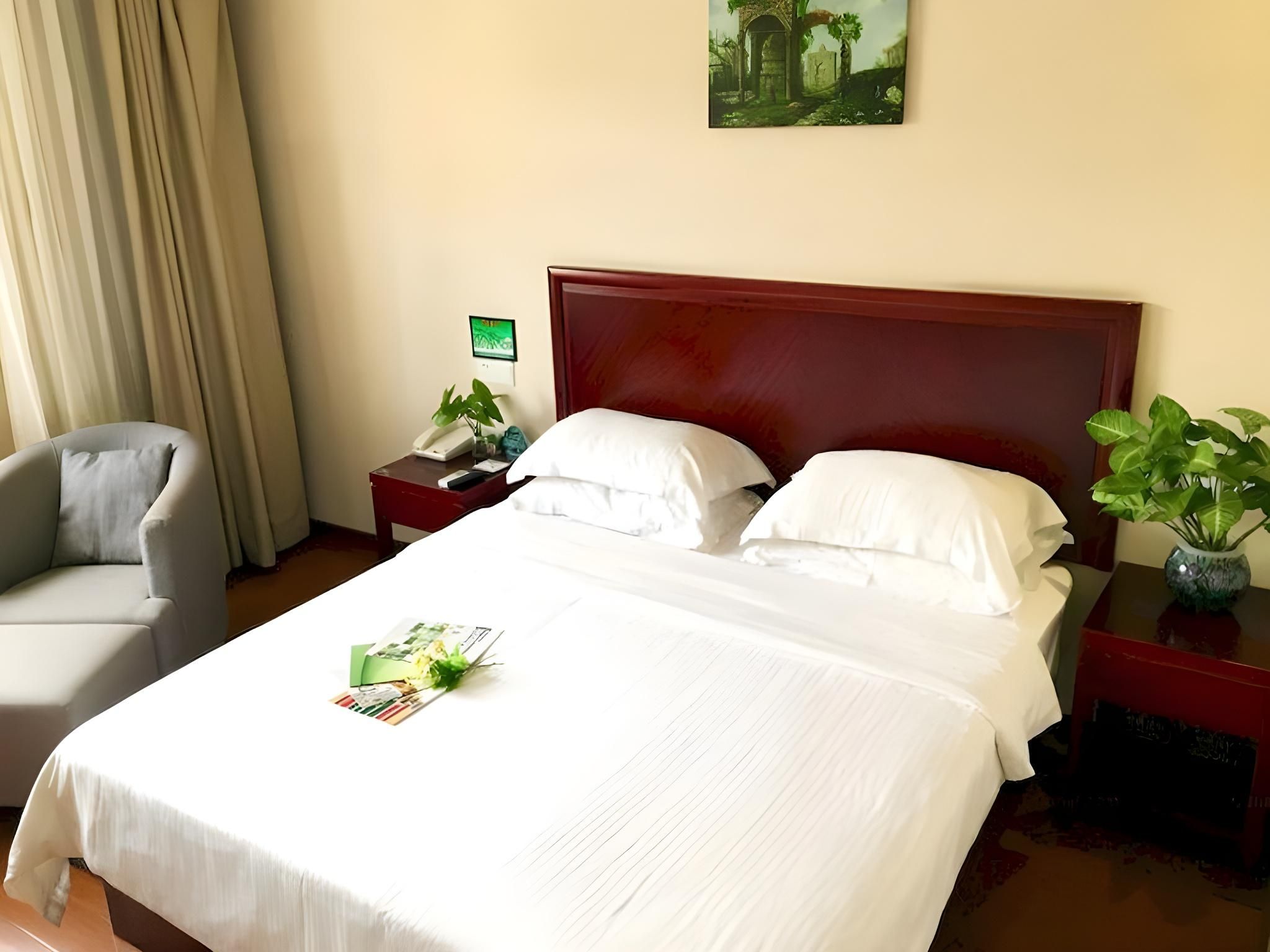 Hotel Queen Room