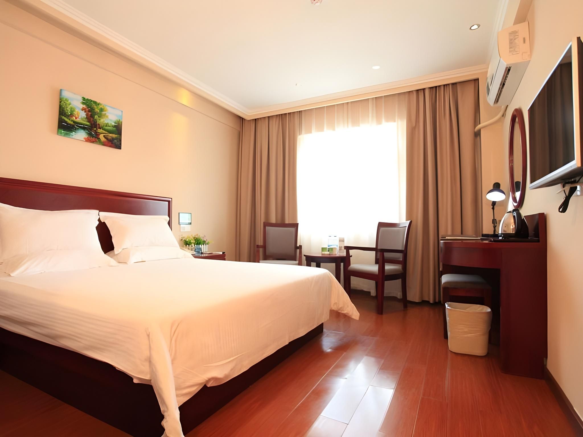 Hotel Queen Room