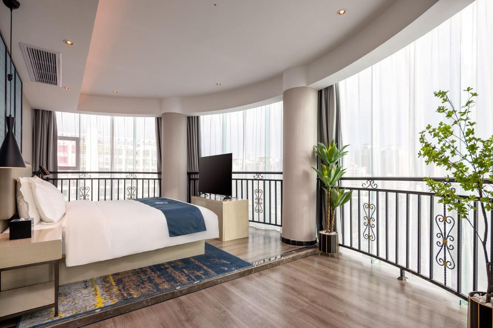 Suite with Lake View
