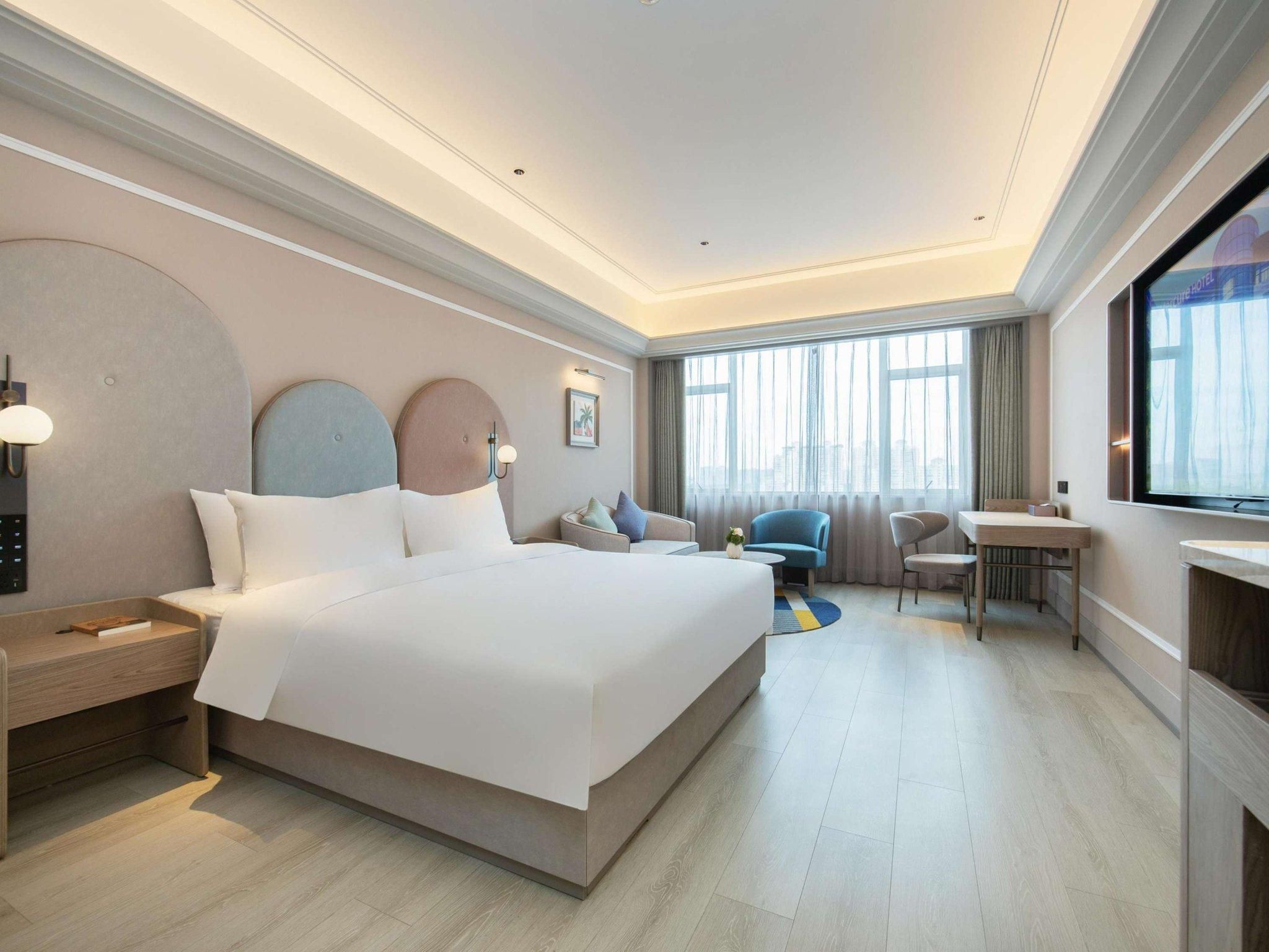 SUPERIOR ROOM, One King-size Bed