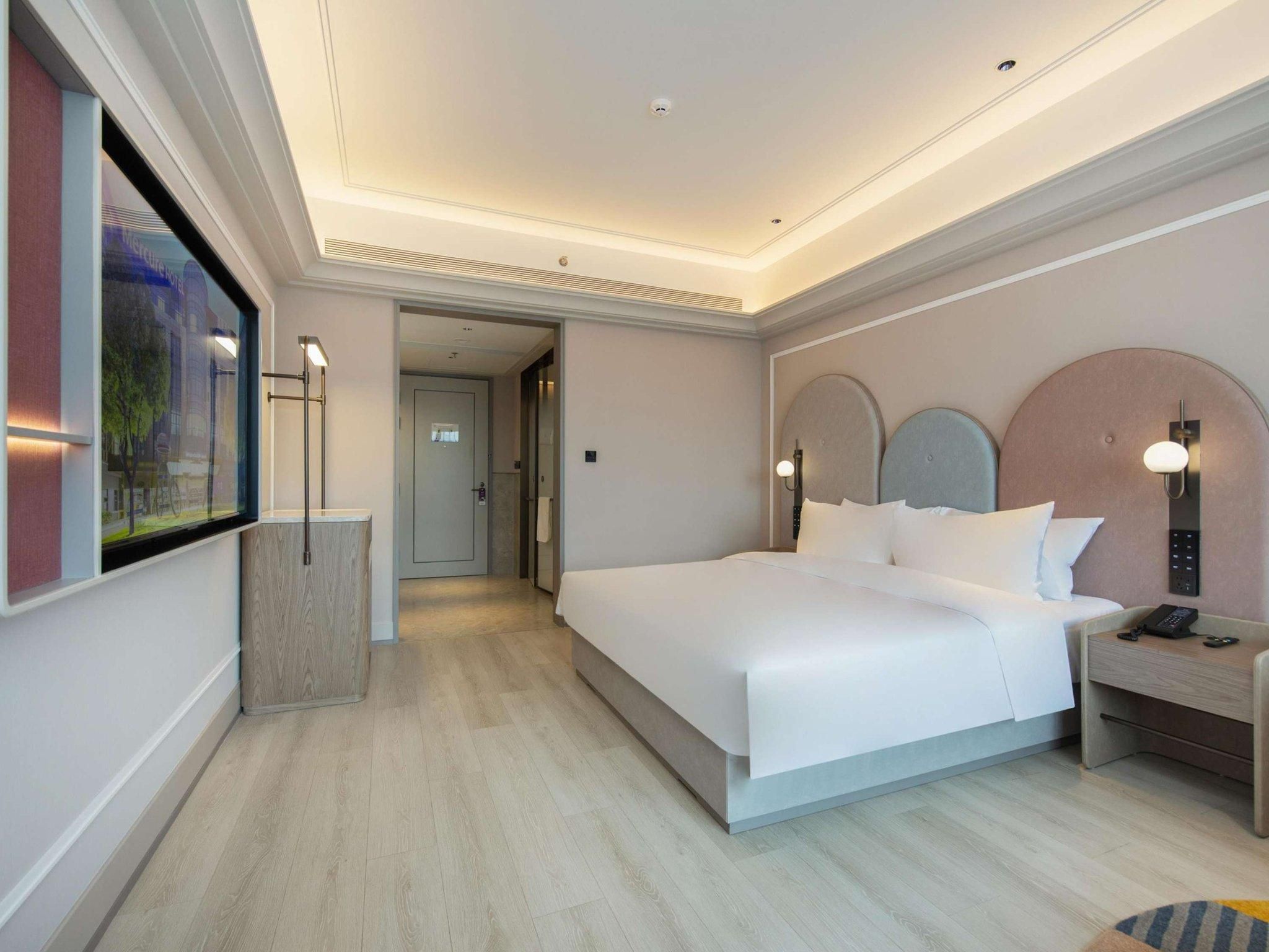 SUPERIOR ROOM, One King-size Bed