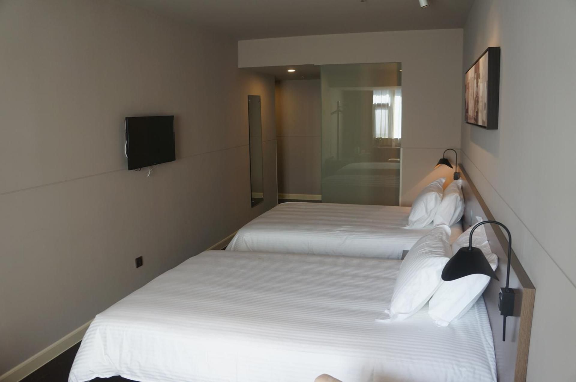 Business Twin Room B